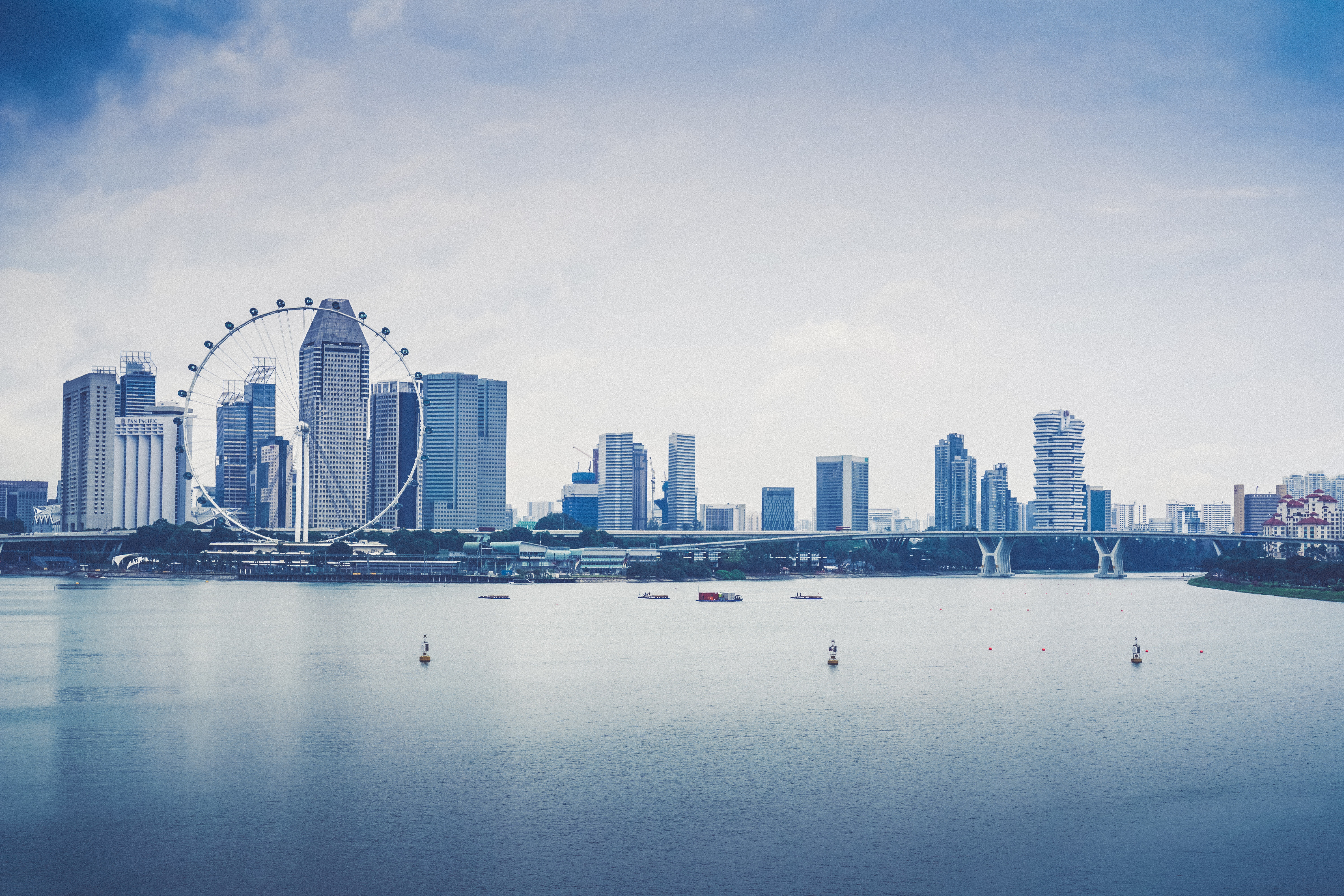 Laden Sie das Wolkenkratzer, Bank, Singapur, Städte, Ufer, Riesenrad-Bild kostenlos auf Ihren PC-Desktop herunter
