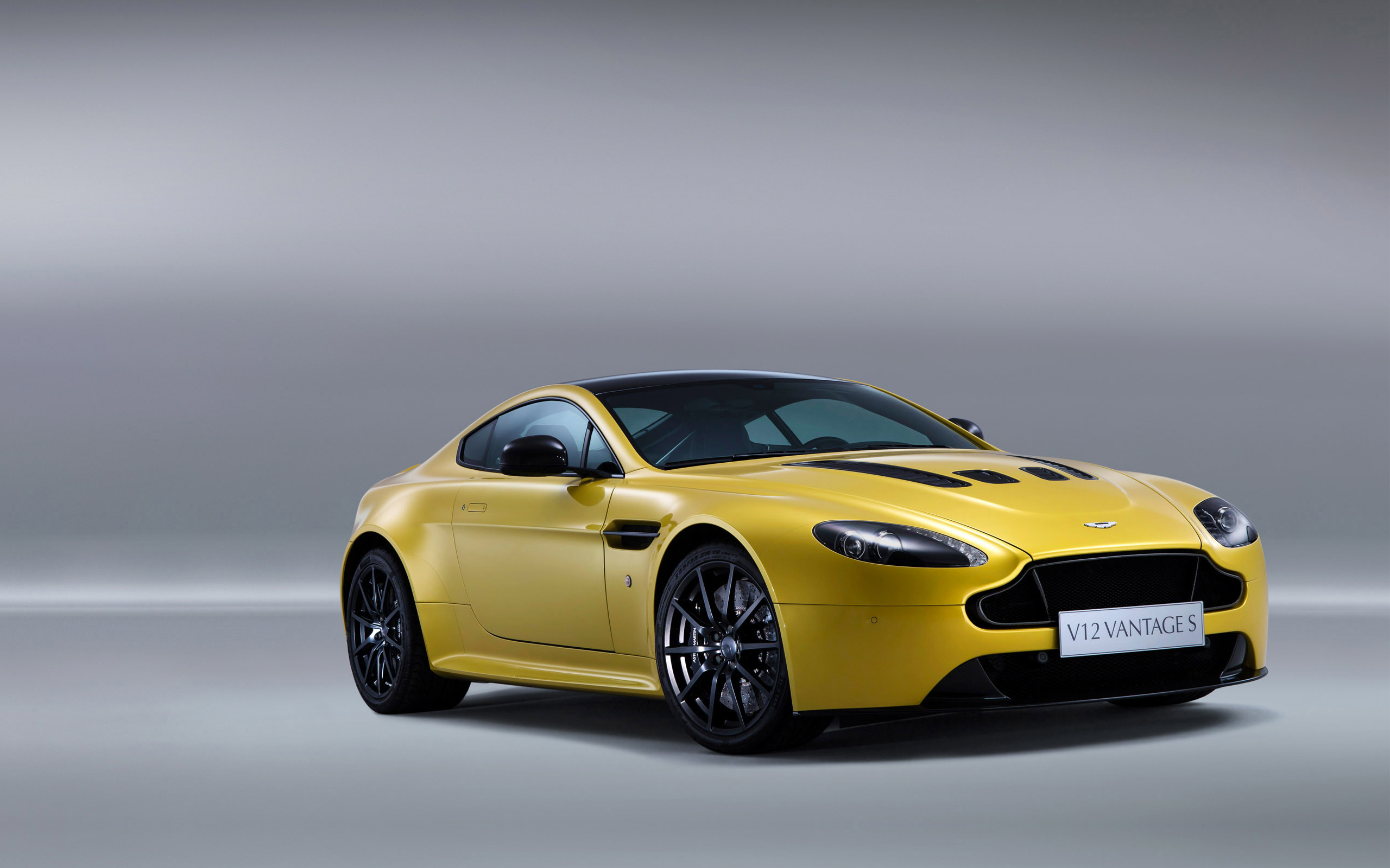 Завантажити шпалери Aston Martin V12 Vantage на телефон безкоштовно