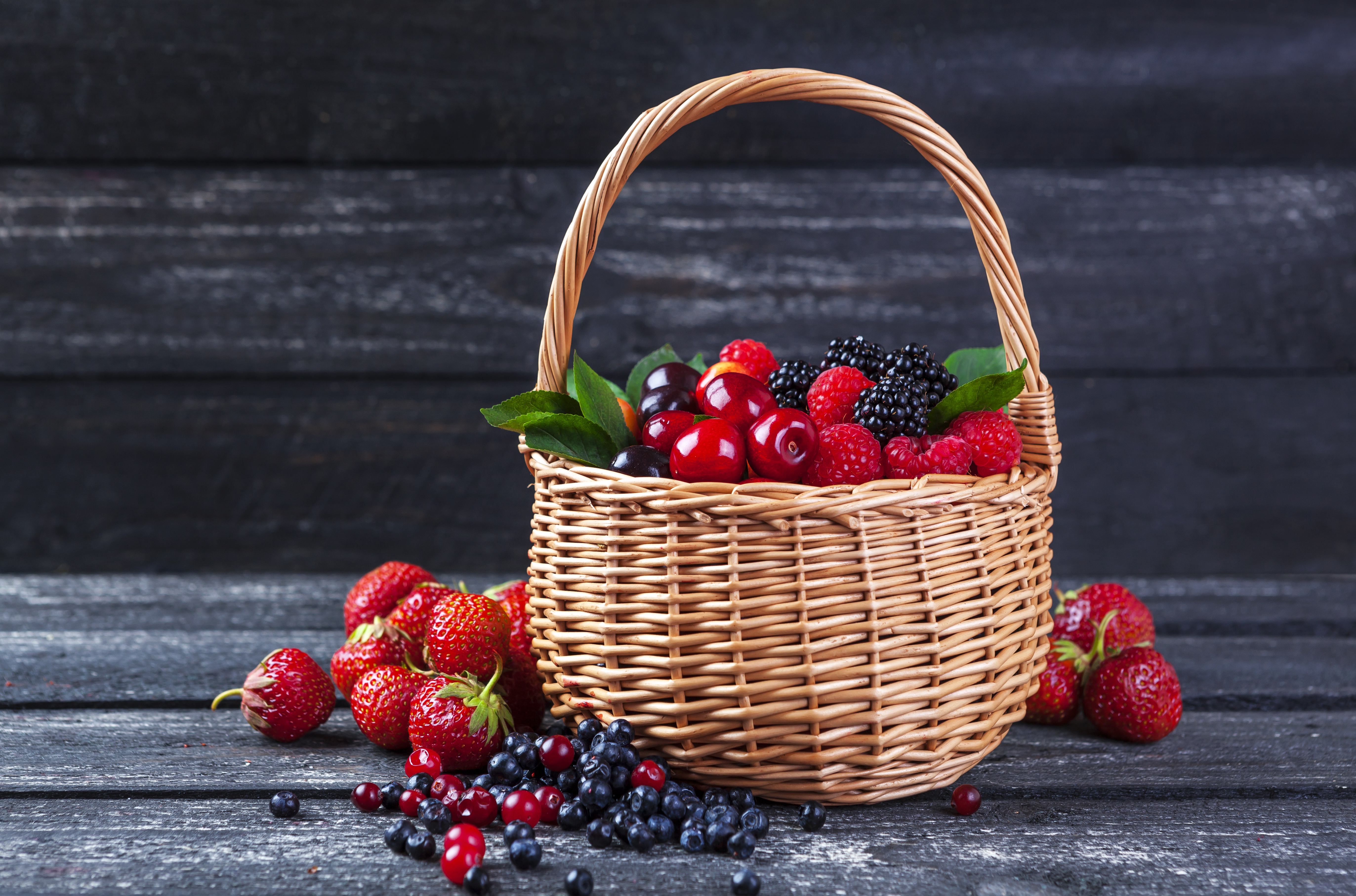 Handy-Wallpaper Erdbeere, Himbeere, Frucht, Korb, Heidelbeere, Nahrungsmittel kostenlos herunterladen.