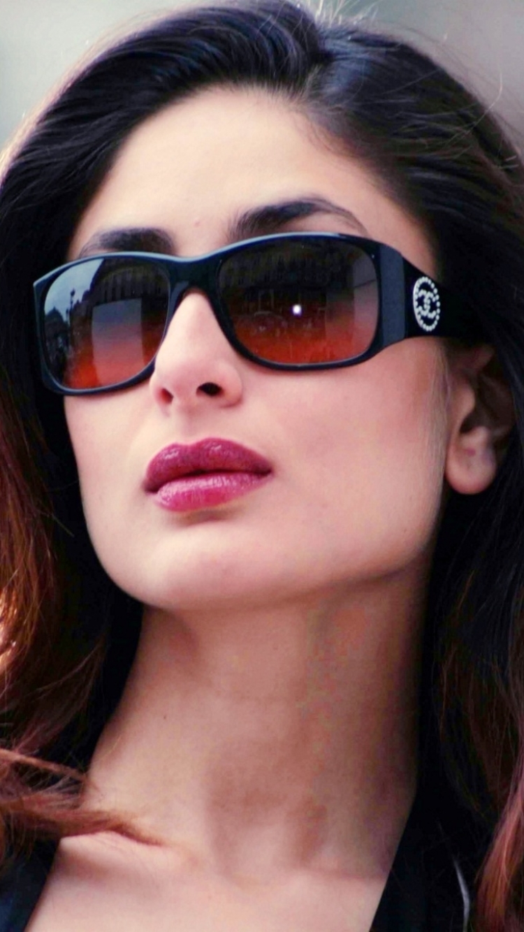 Descarga gratuita de fondo de pantalla para móvil de Gafas De Sol, Celebridades, Kareena Kapoor, Bollywood.