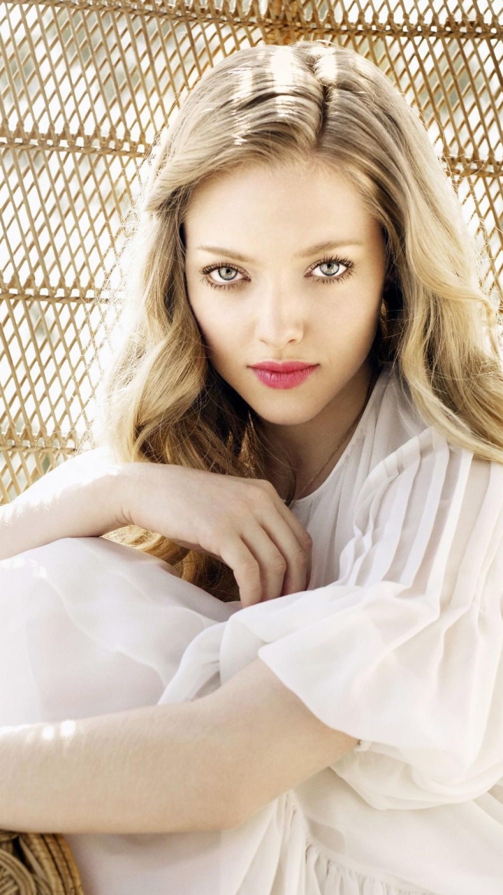 Download mobile wallpaper Blonde, Face, Celebrity, Actress, Lipstick, Amanda Seyfried, White Dress for free.