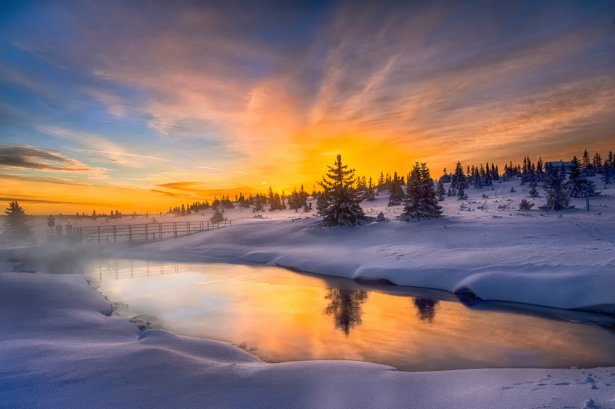Скачать картинку Зима, Закат, Снег, Озеро, Дерево, Земля, Норвегия, Пруд, Фотографии в телефон бесплатно.
