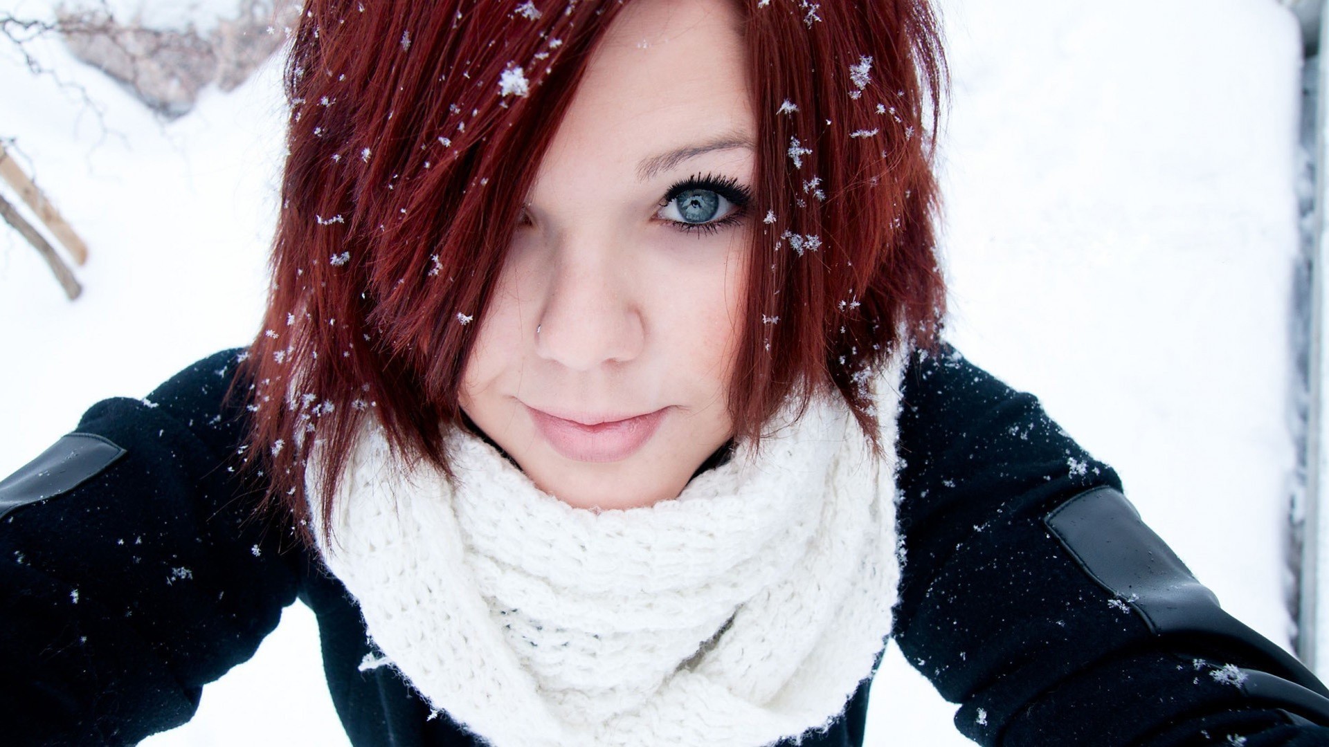 Handy-Wallpaper Winter, Schnee, Rothaarige, Gesicht, Modell, Frauen, Schal, Blaue Augen kostenlos herunterladen.