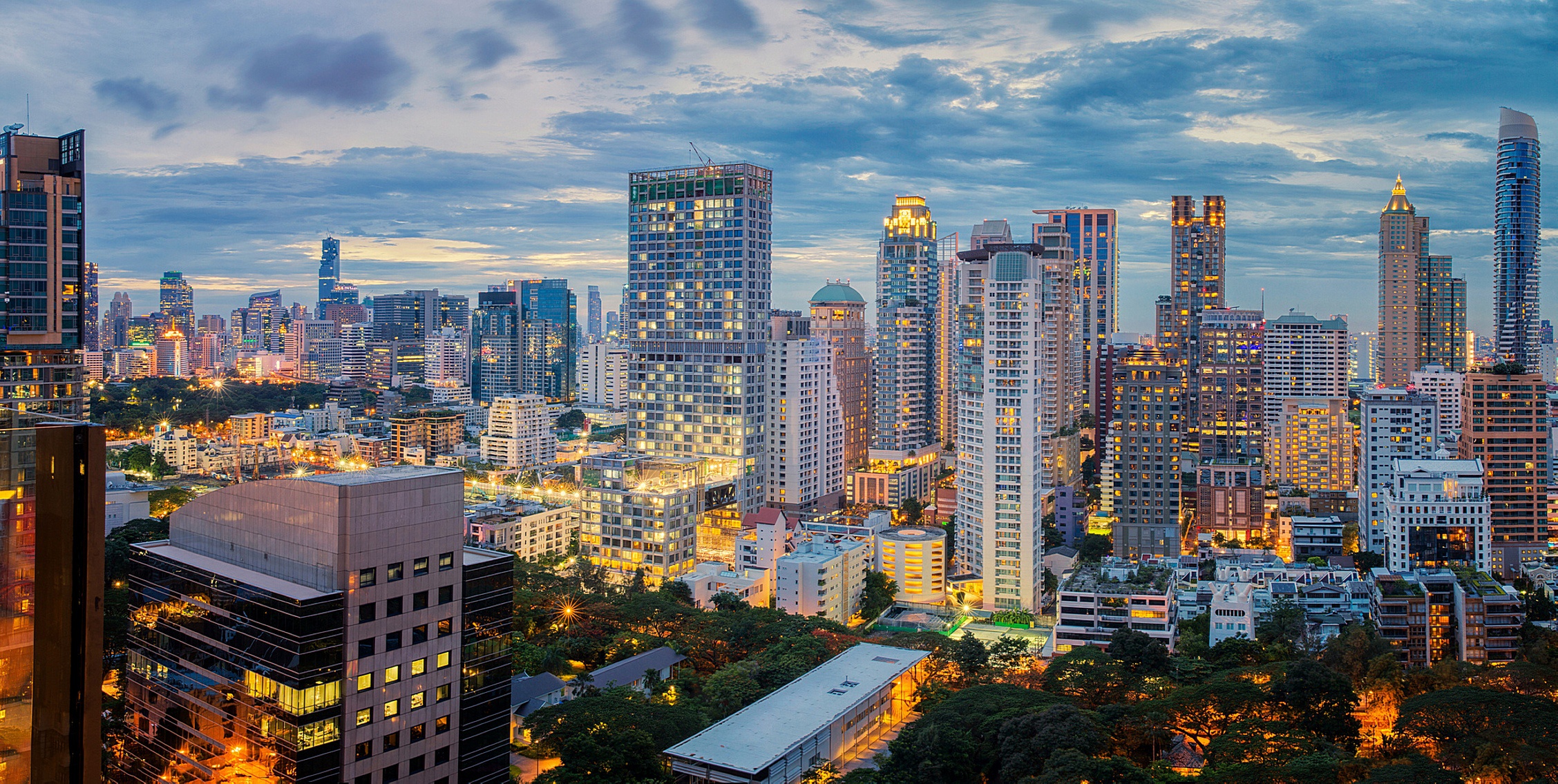 Handy-Wallpaper Städte, Wolkenkratzer, Gebäude, Thailand, Nacht, Bangkok, Menschengemacht, Großstadt kostenlos herunterladen.