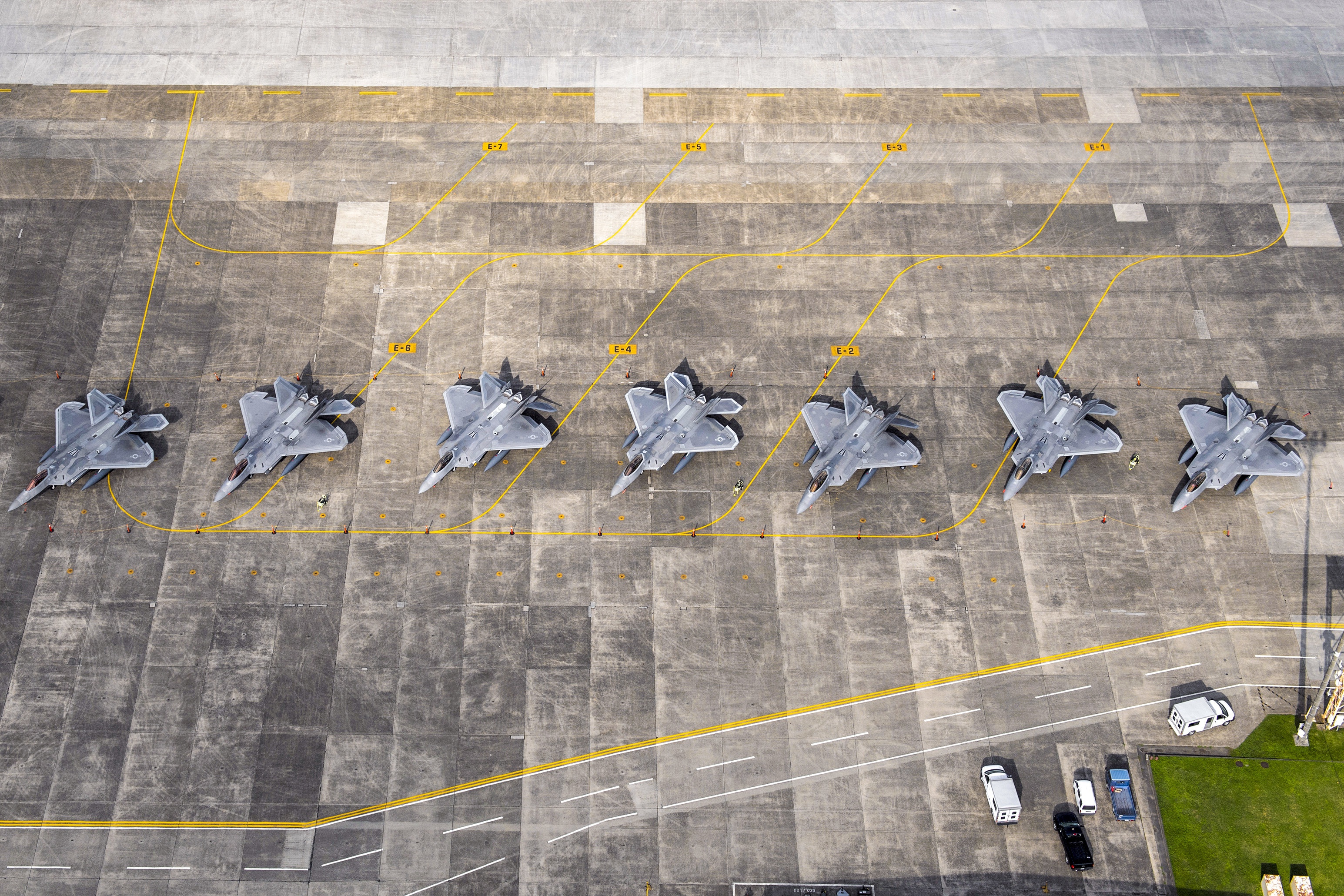 Handy-Wallpaper Flugzeuge, Militär, Düsenjäger, Lockheed Martin F 22 Raptor, Kampfjets, Kampfflugzeug kostenlos herunterladen.