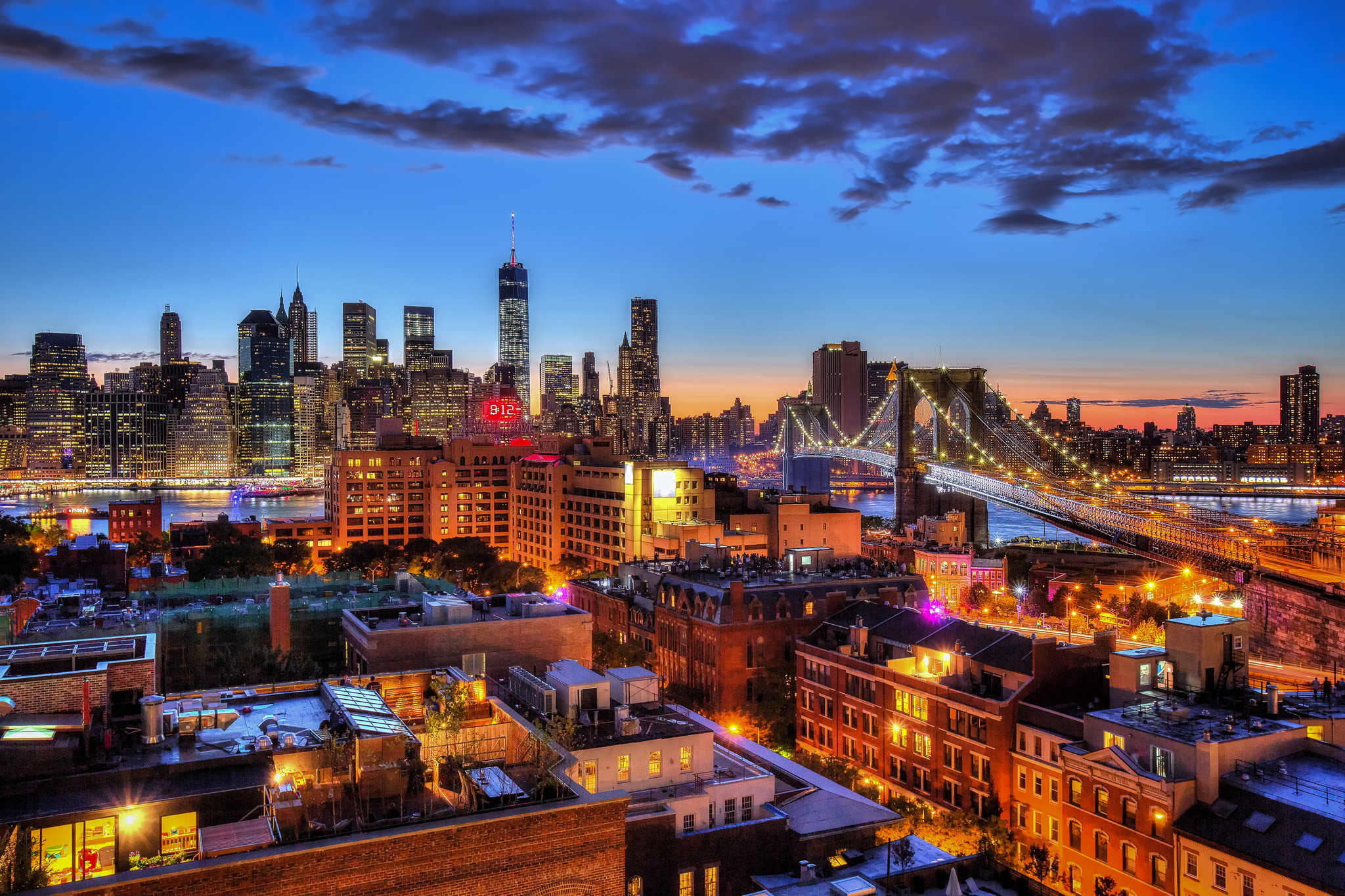 Скачать картинку Города, Ночь, Город, Свет, Сша, Здание, Нью Йорк, Небоскрёб, Бруклинский Мост, Сделано Человеком в телефон бесплатно.