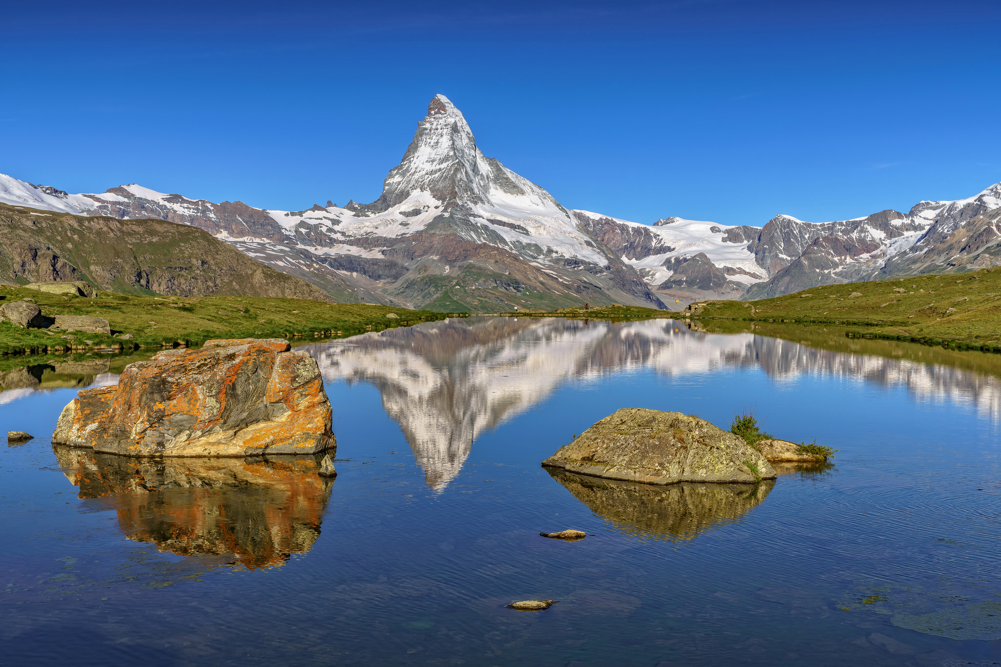 389500 скачать картинку швейцария, земля/природа, маттерхорн, альпы, озеро, ландшафт, природа, вершина горы, отражение, горы - обои и заставки бесплатно