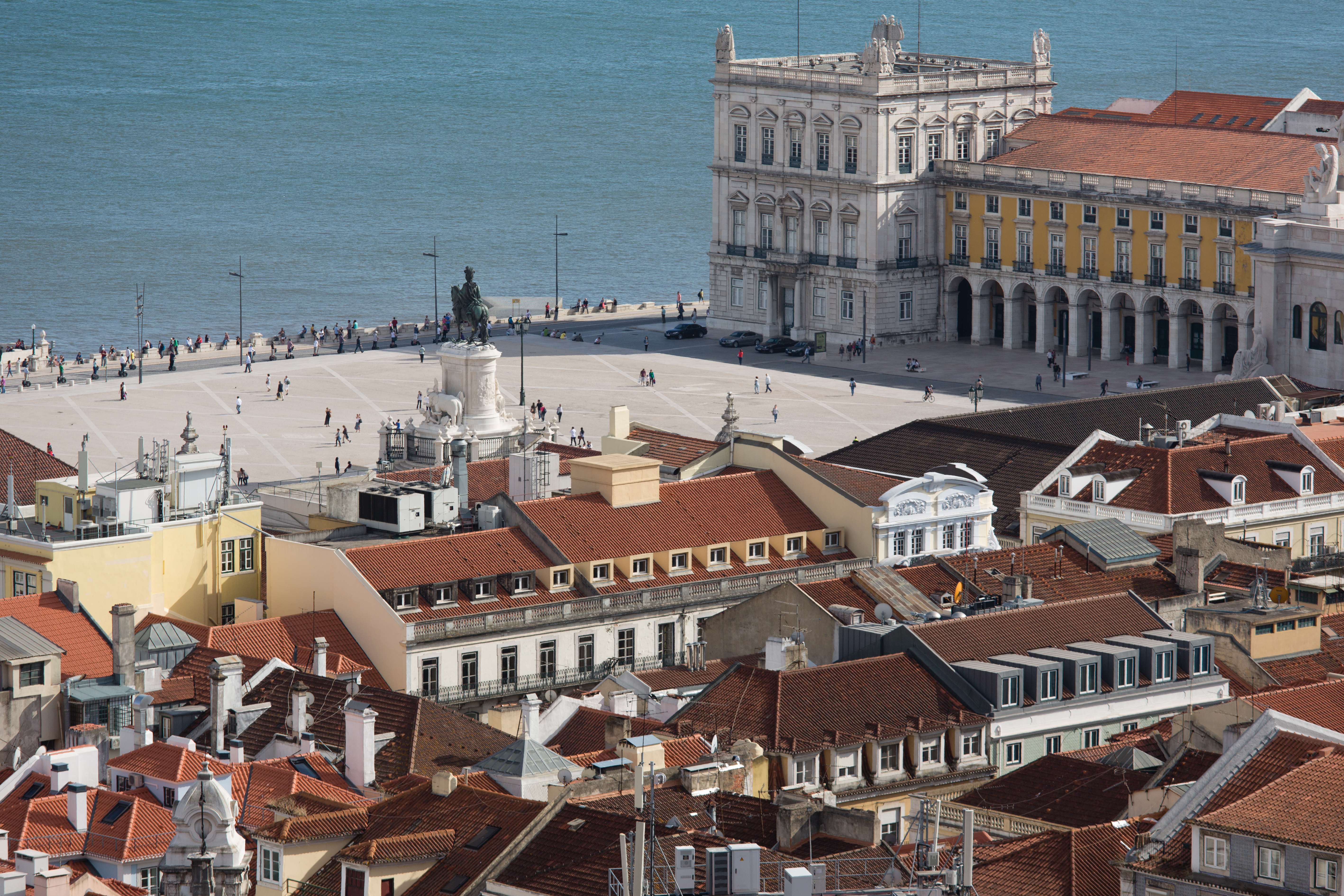 1523323 скачать картинку лиссабон, города, дом, сделано человеком, город, памятник, португалия, праса ду комерсиу, набережная, крыша, квадрат, статуя короля хосе i, река тежу - обои и заставки бесплатно