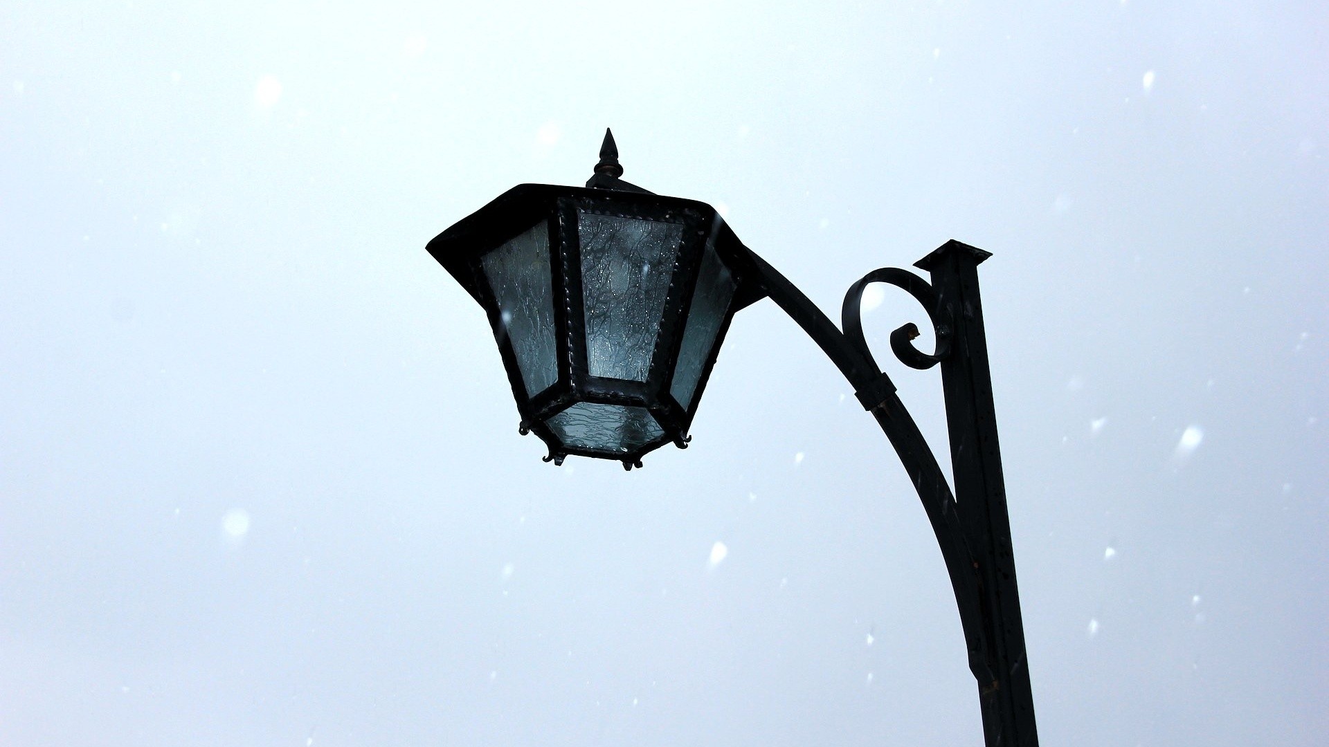 Скачать картинку Фонарный Столб, Снег, Сделано Человеком, Зима в телефон бесплатно.