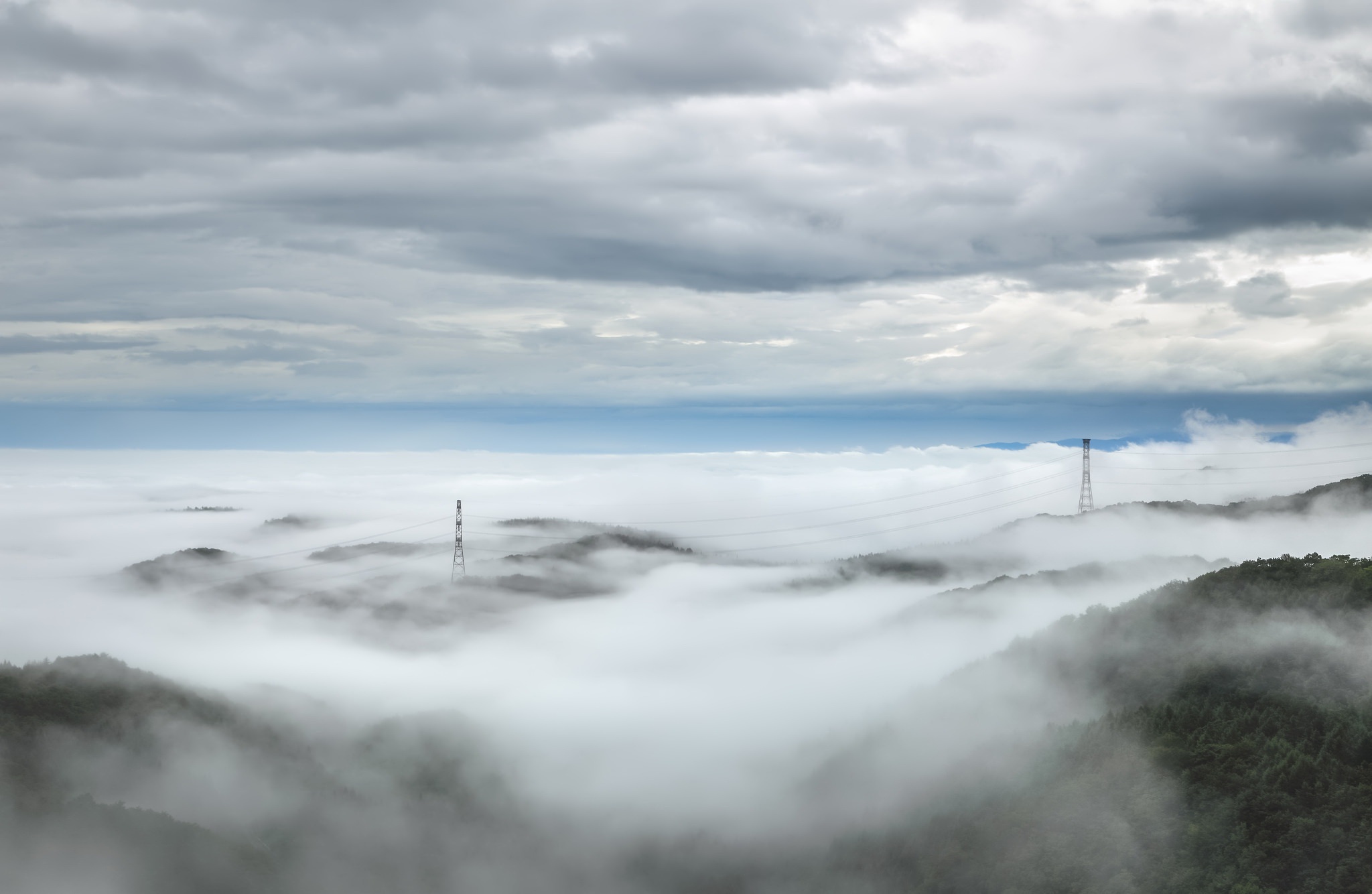 Handy-Wallpaper Landschaft, Horizont, Nebel, Wolke, Erde/natur, Stromleitung kostenlos herunterladen.