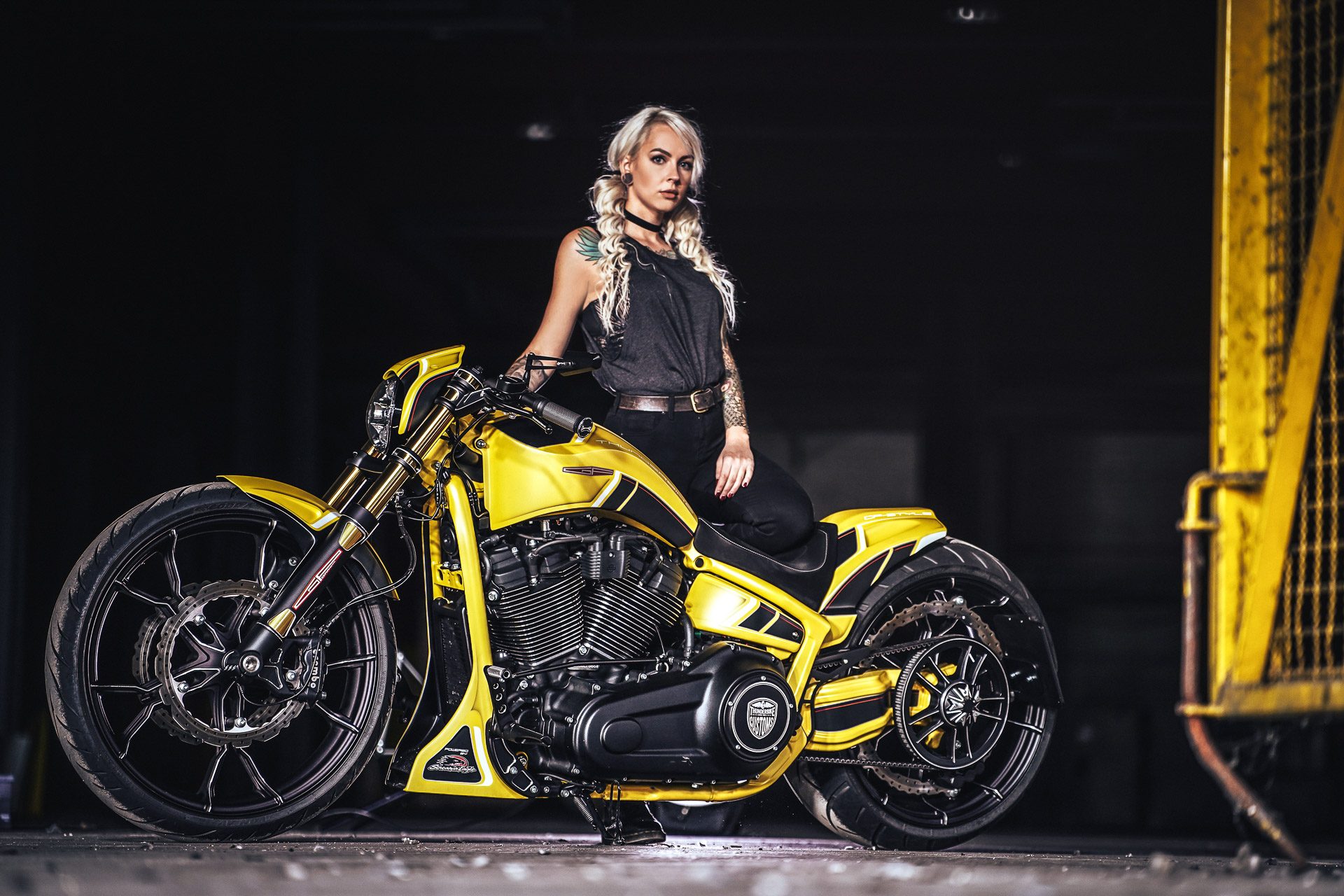 Laden Sie das Harley Davidson, Frauen, Mädchen & Motorräder, Custombike, Thunderbike Zoll-Bild kostenlos auf Ihren PC-Desktop herunter