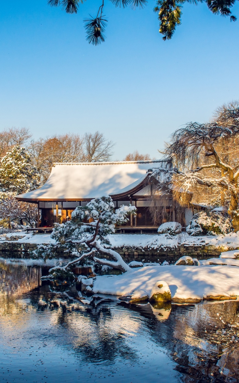 Скачать картинку Зима, Природа, Снег, Озеро, Парк, Здание, Япония, Фотографии, Строительство в телефон бесплатно.