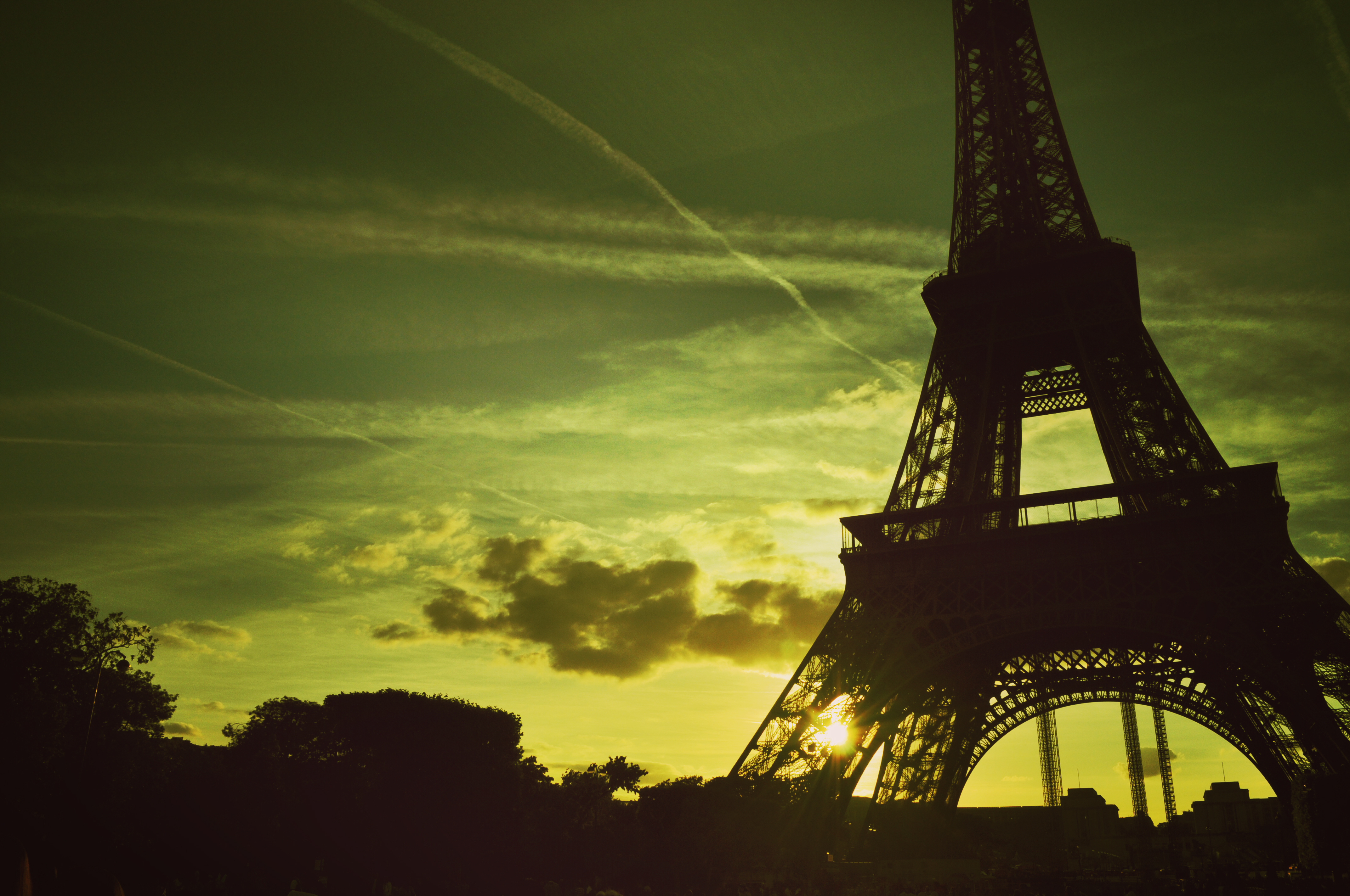 Скачать картинку Облака, Сумерки, Города, Закат, Эйфелева Башня, Париж в телефон бесплатно.
