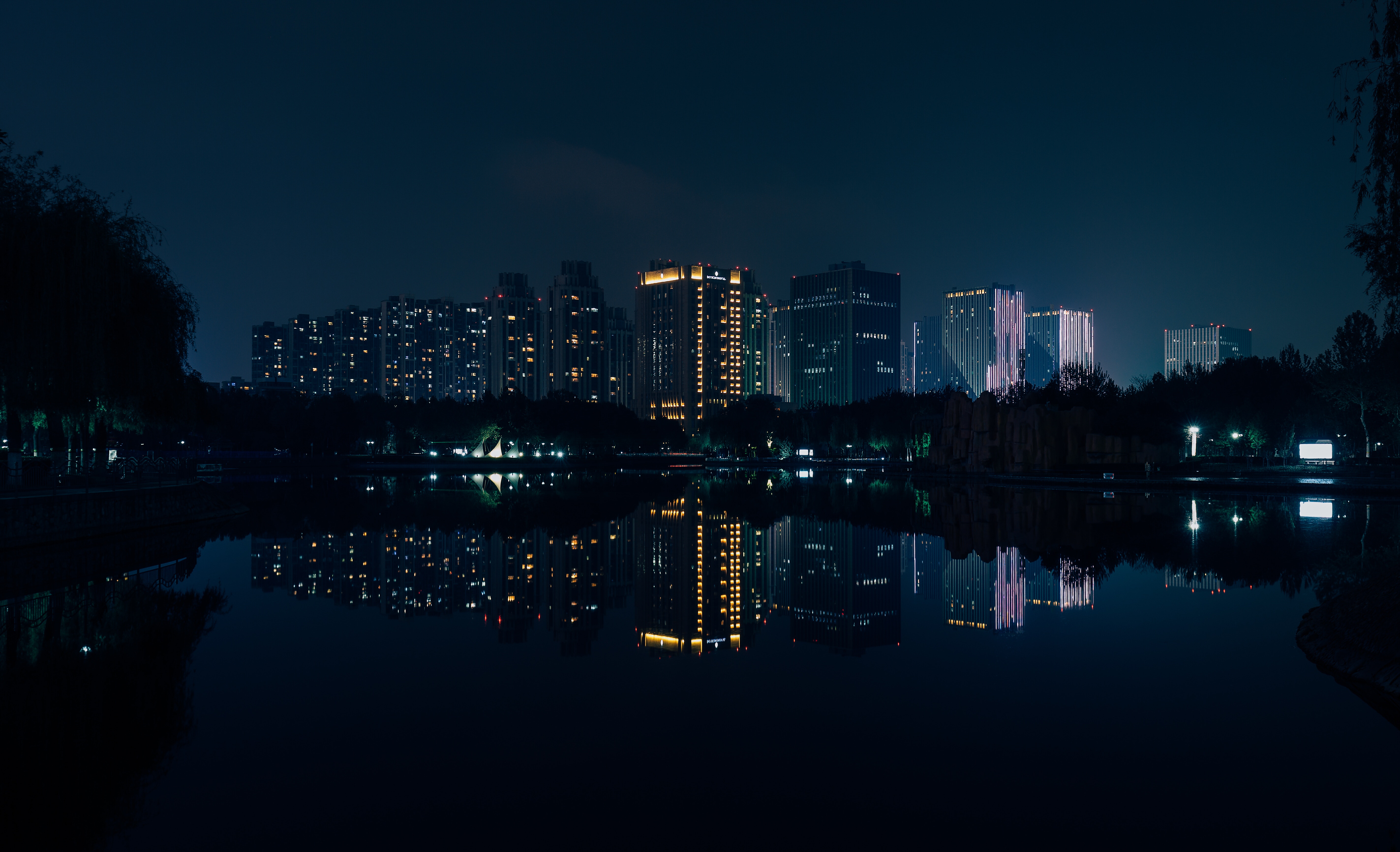 Free download wallpaper Rivers, Building, Reflection, Night City, Cities, Panorama on your PC desktop