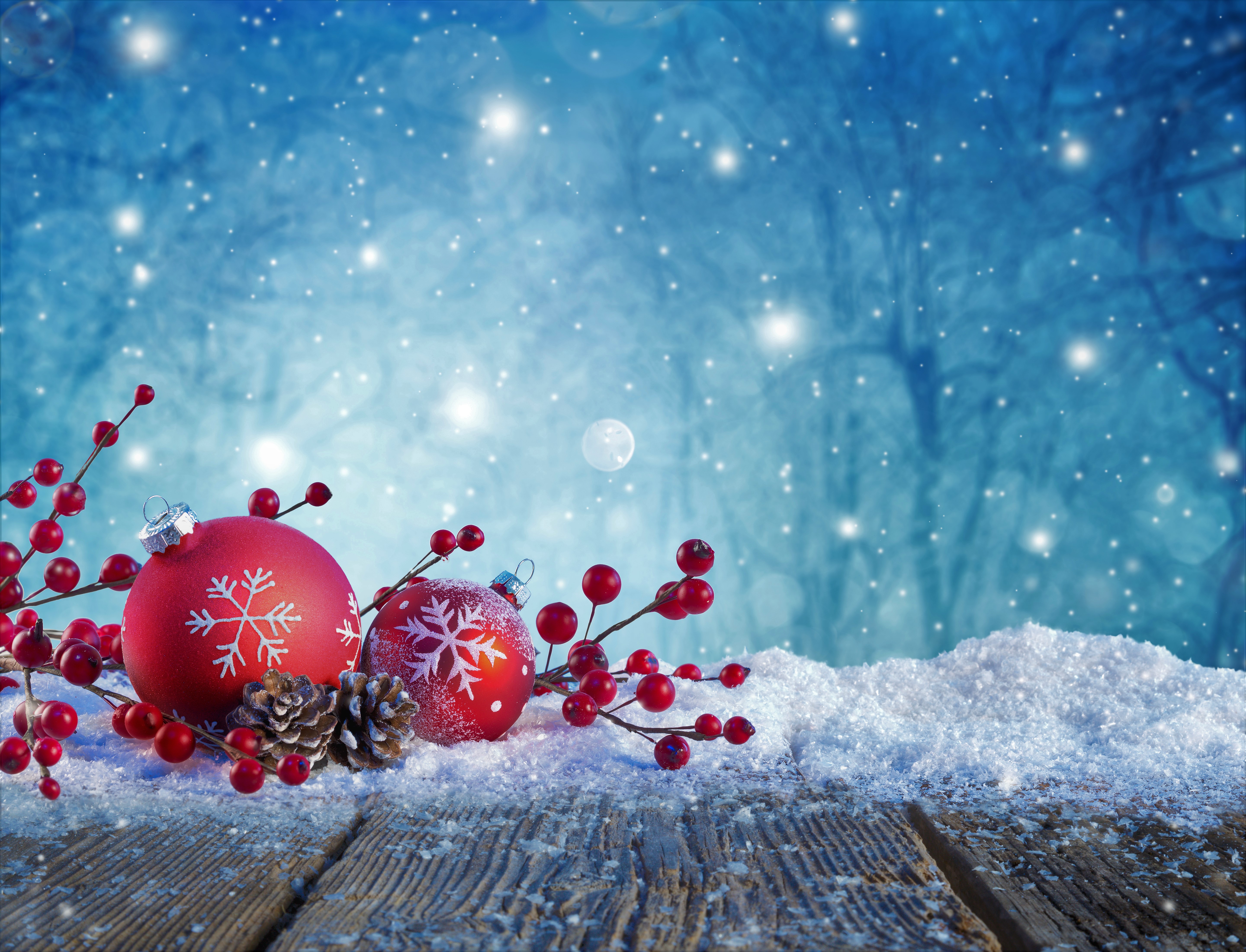 874219 скачать обои снегопад, сосновая шишка, рождественские украшения, праздничные, рождество, ягода, снег - заставки и картинки бесплатно