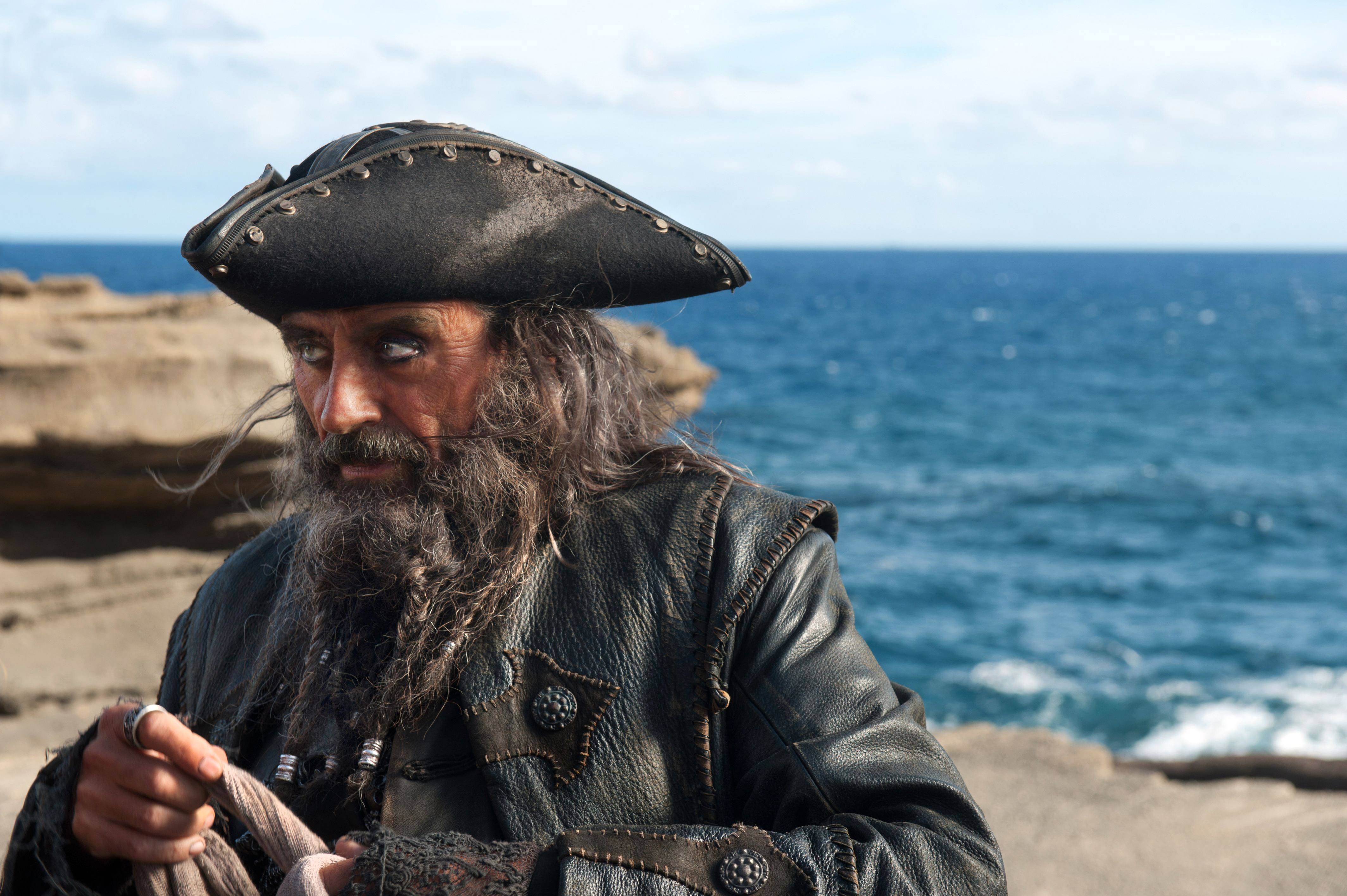366074 скачать обои кино, пираты карибского моря: на странных берегах, черная борода (пираты карибского моря), ян макшейн, пираты карибского моря - заставки и картинки бесплатно
