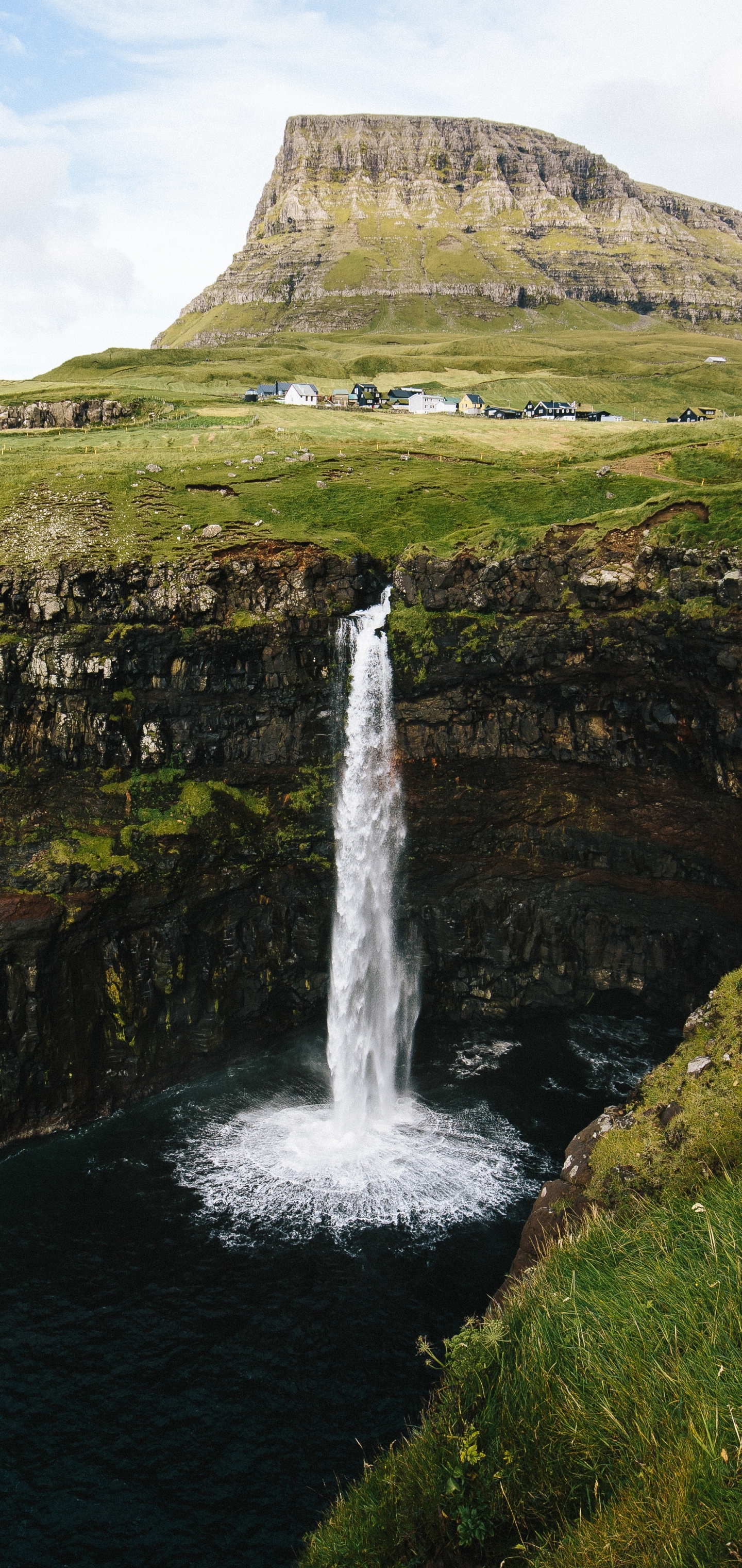 Baixar papel de parede para celular de Costa, Cascata, Penhasco, Ilhas Faroe, Feito Pelo Homem, Cachoeira, Gásadalur gratuito.
