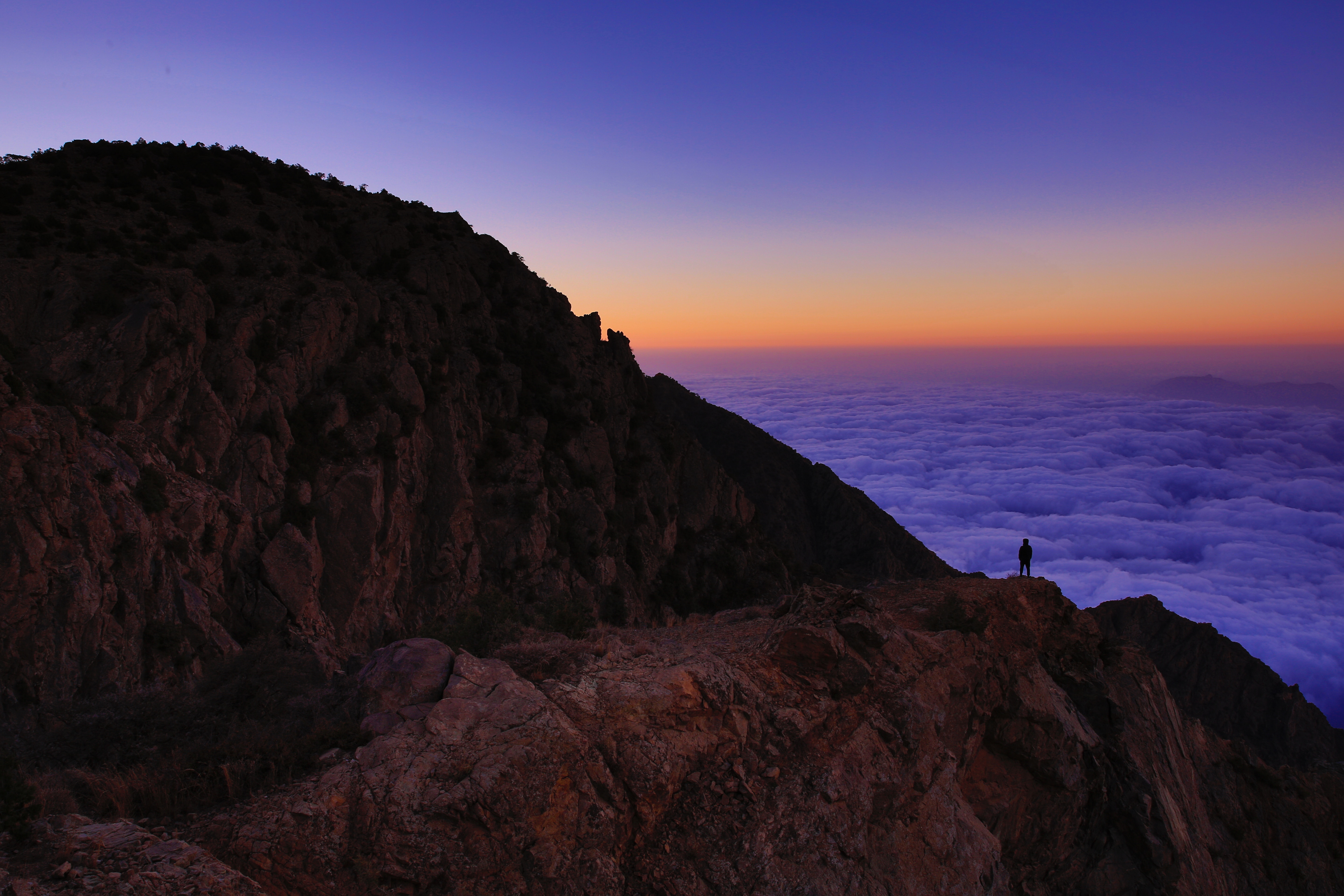 57460 скачать обои одиночество, саудовская аравия, природа, облака, гора, человек, эль баха - заставки и картинки бесплатно