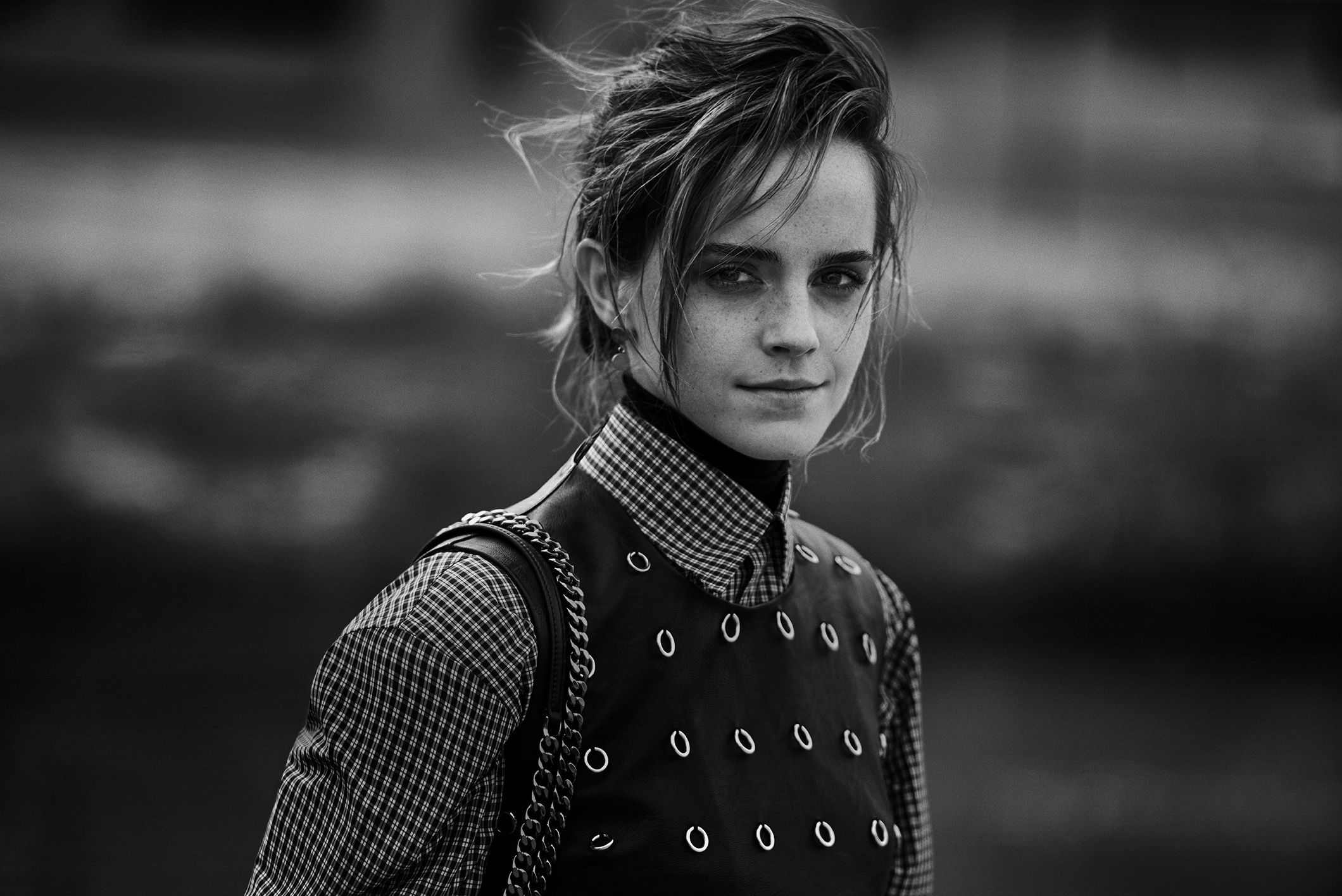 Baixar papel de parede para celular de Emma Watson, Inglês, Celebridade, Preto & Branco, Cabelo Curto, Atriz gratuito.