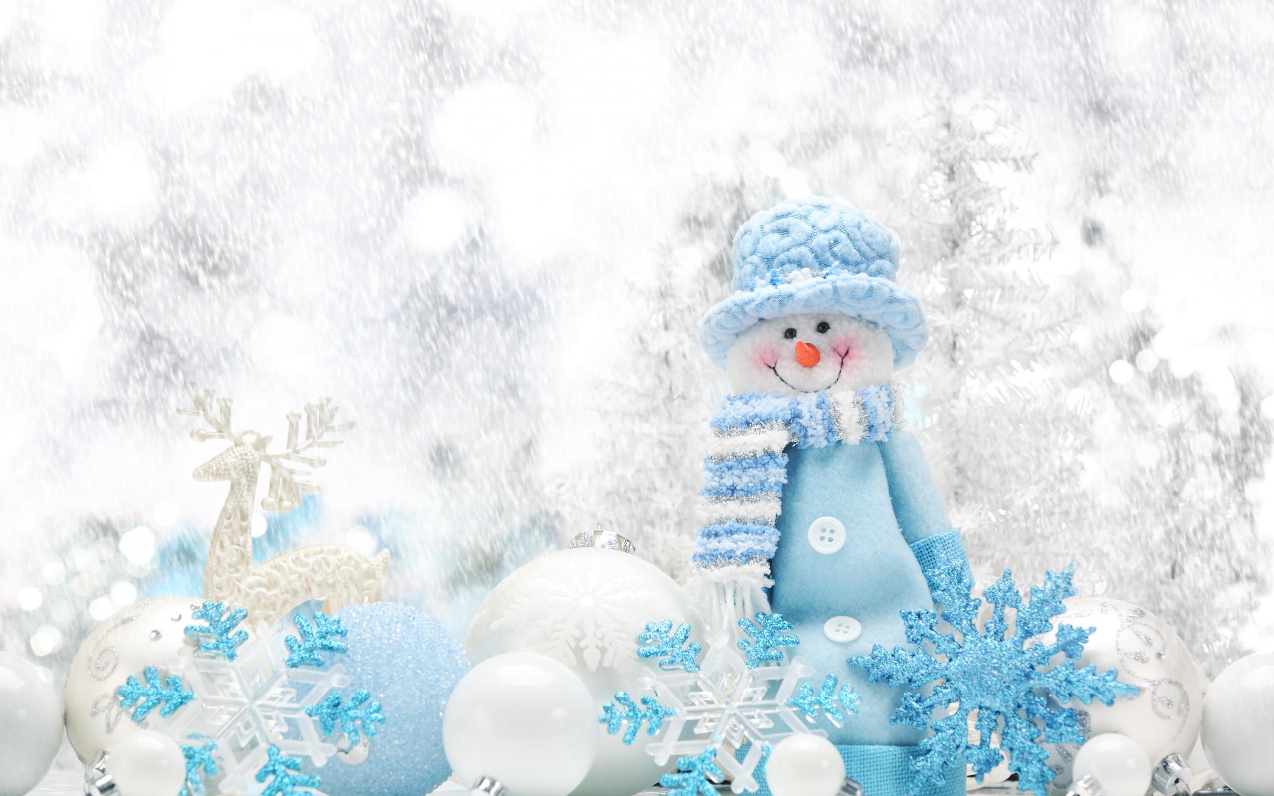 562127 télécharger le fond d'écran flocon de neige, bonhomme de neige, noël, vacances, bleu, décorations de noël, neiger, blanc - économiseurs d'écran et images gratuitement
