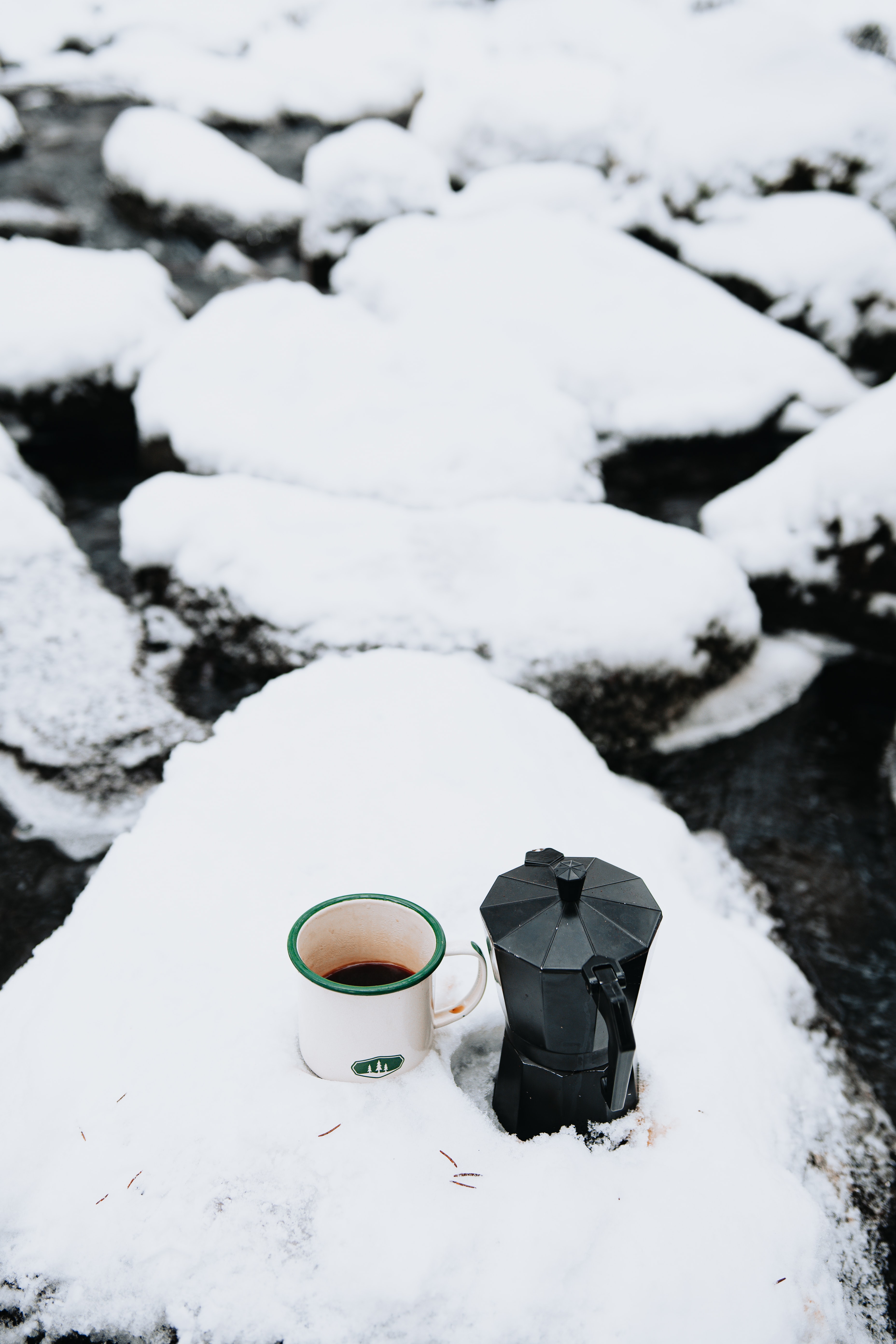 56515 завантажити картинку зима, сніг, різне, чай, чайник, кухоль - шпалери і заставки безкоштовно
