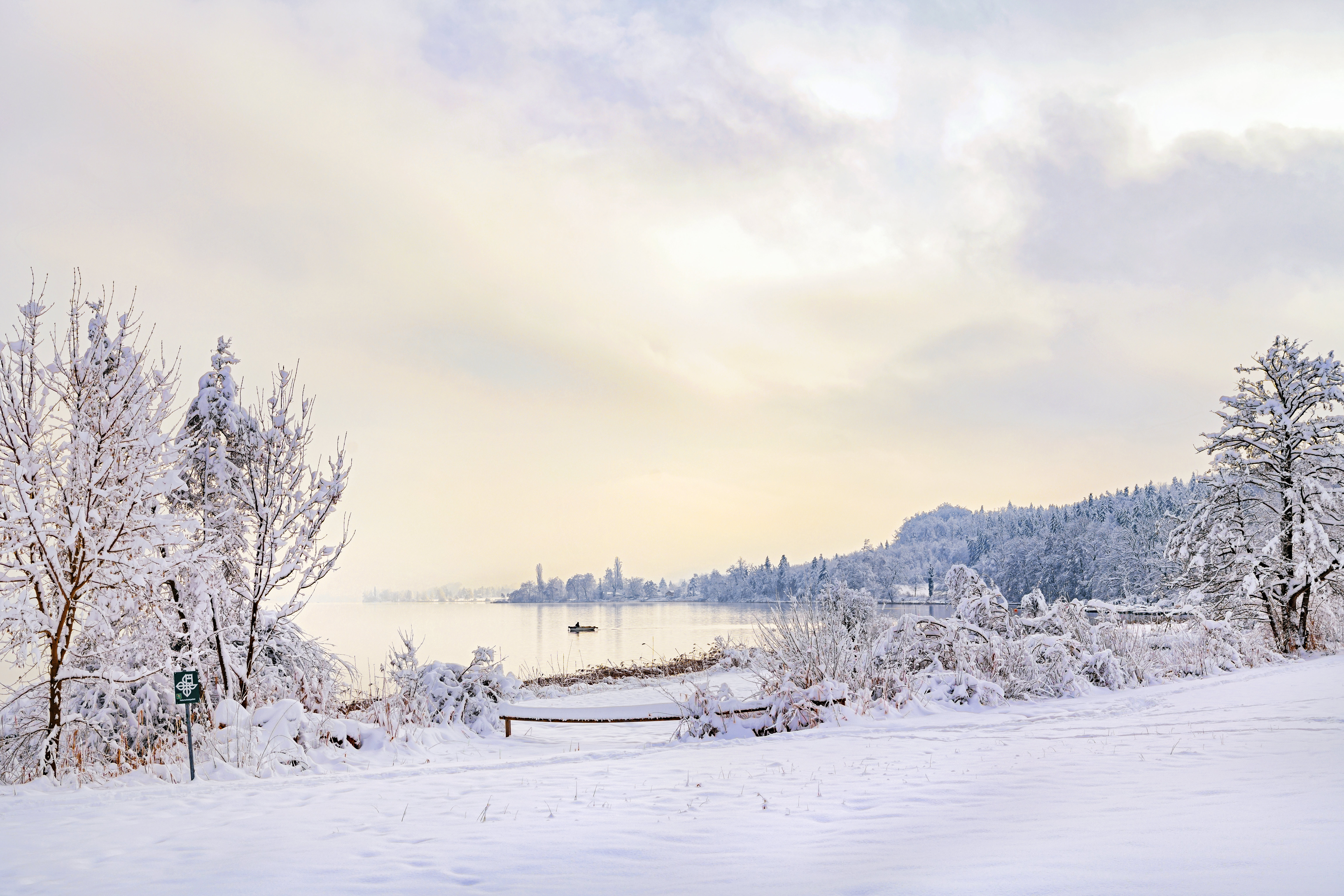 Скачать картинку Снег, Озеро, Природа, Лодка, Зима в телефон бесплатно.