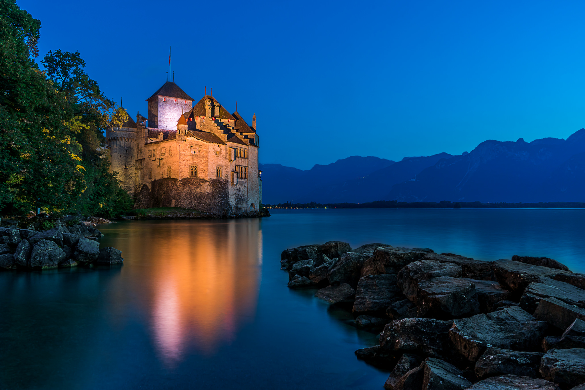394731 descargar fondo de pantalla suiza, hecho por el hombre, castillo de chillon, castillo, lago, castillos: protectores de pantalla e imágenes gratis