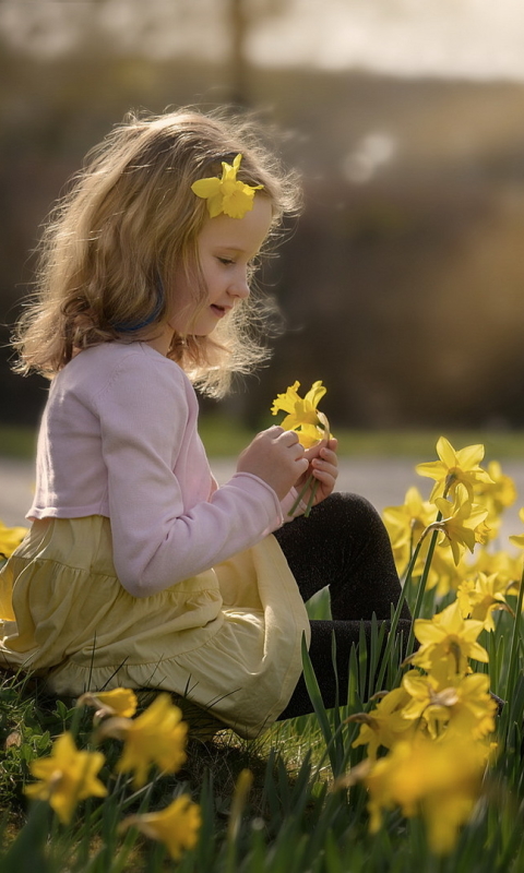 Скачати мобільні шпалери Квітка, Весна, Дитина, Нарцис, Фотографія, Жовта Квітка, Маленька Дівчинка безкоштовно.