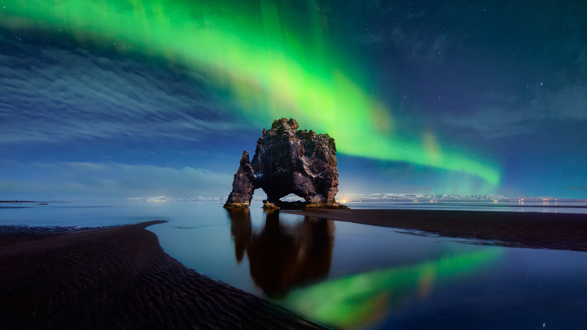 Скачать картинку Ночь, Арка, Северное Сияние, Исландия, Земля/природа в телефон бесплатно.
