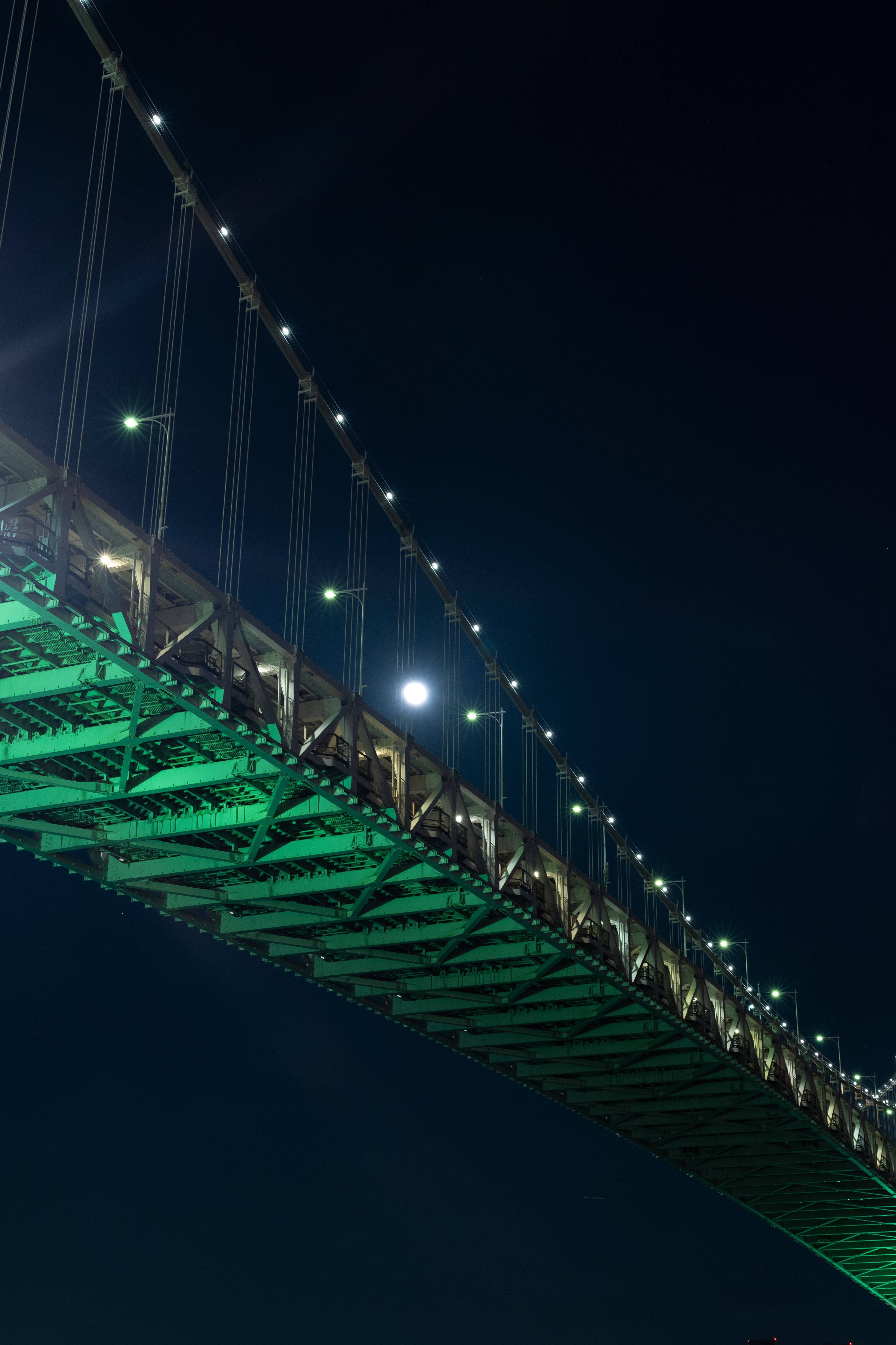 Скачать картинку Мост, Конструкция, Города, Архитектура, Металлический, Подсветка в телефон бесплатно.