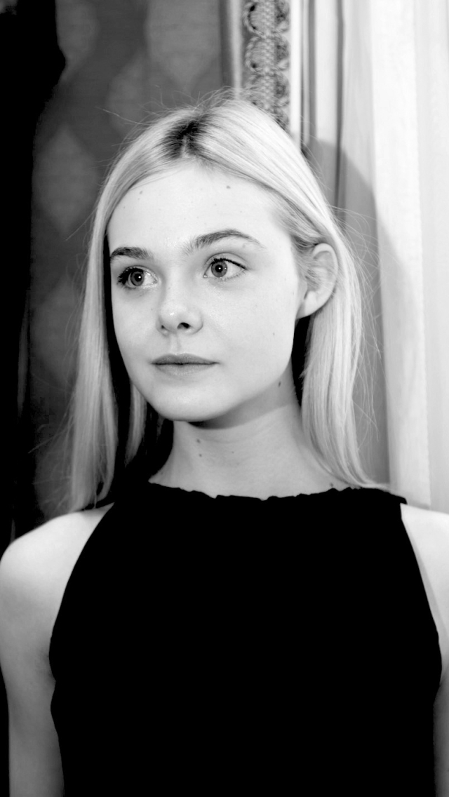 Download mobile wallpaper Blonde, American, Celebrity, Black & White, Actress, Elle Fanning for free.