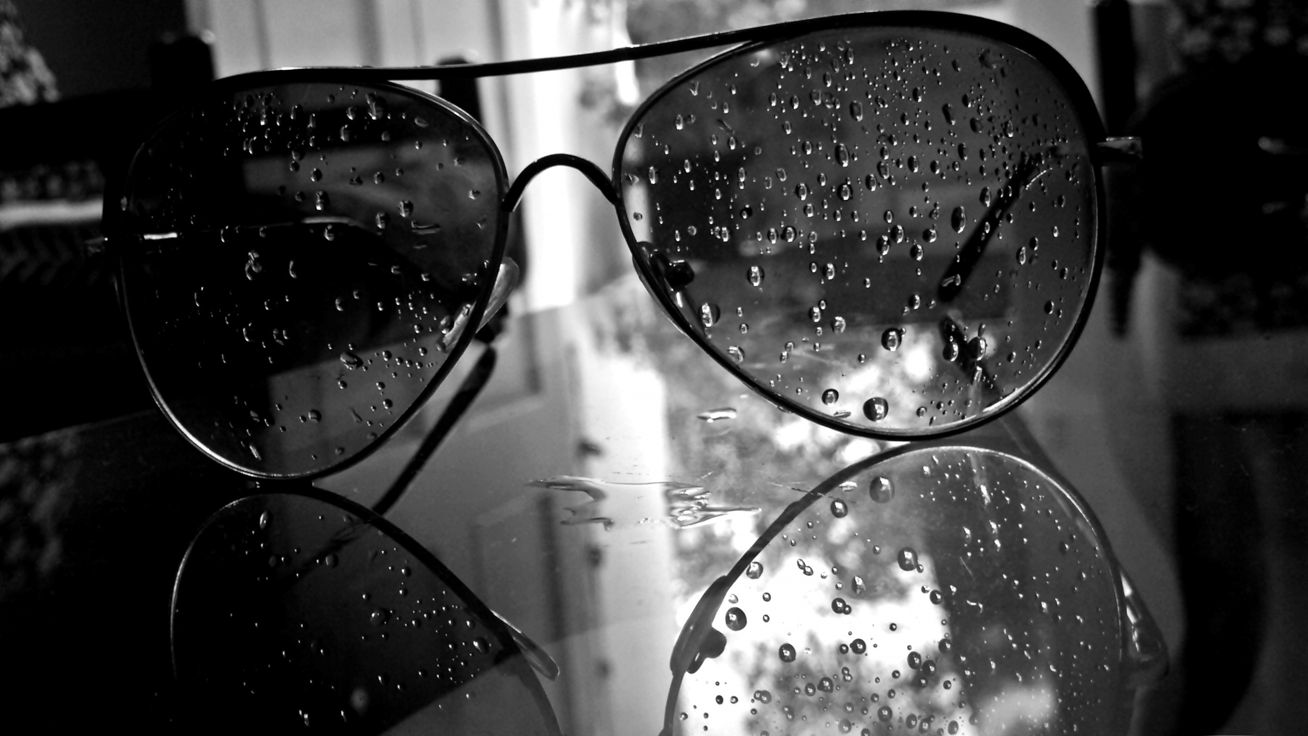 Handy-Wallpaper Einfarbig, Schwarz Weiß, Brille, Sonnenbrille, Wassertropfen, Menschengemacht, Spiegelung kostenlos herunterladen.