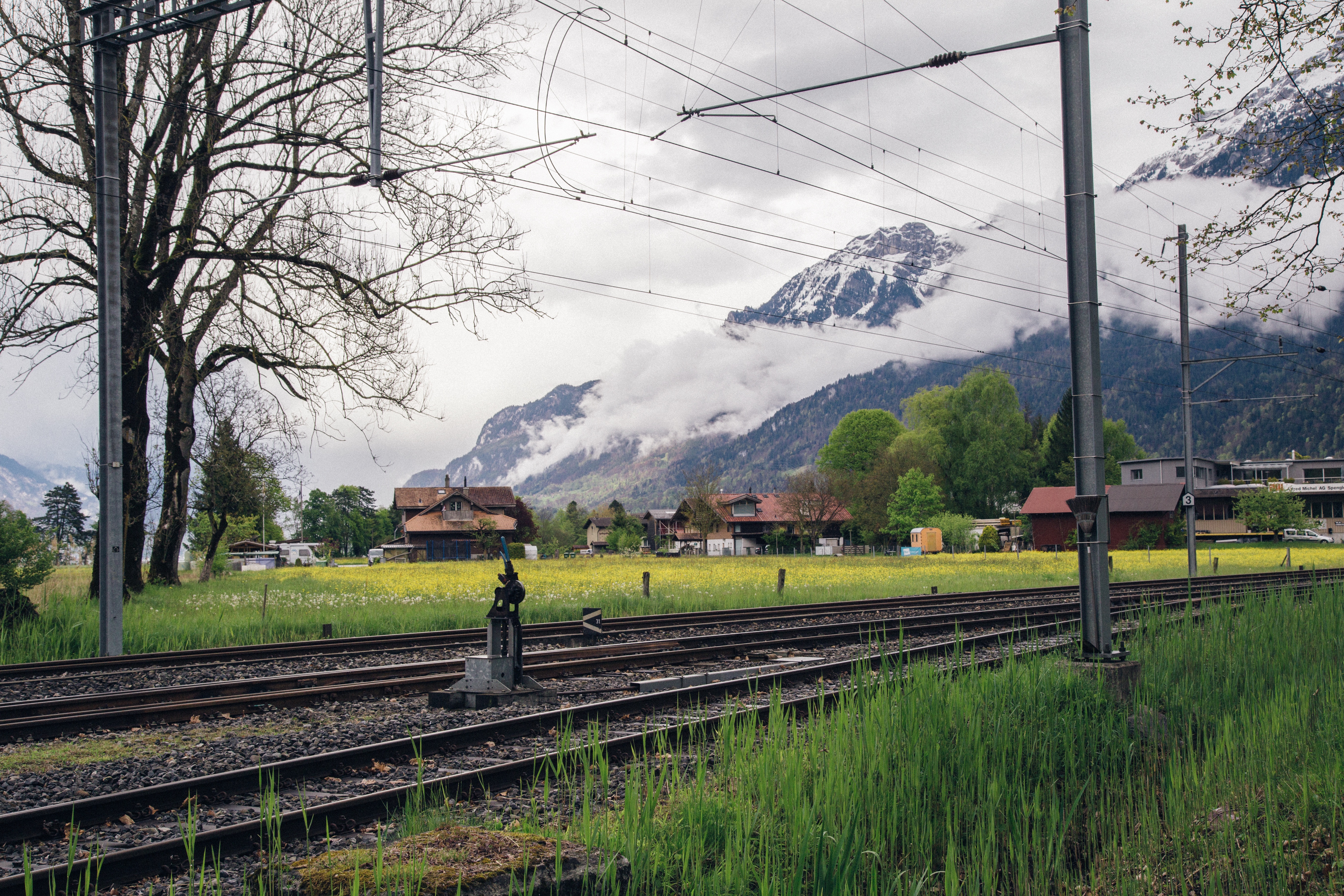 Handy-Wallpaper Mountains, Natur, Grass, Eisenbahn kostenlos herunterladen.