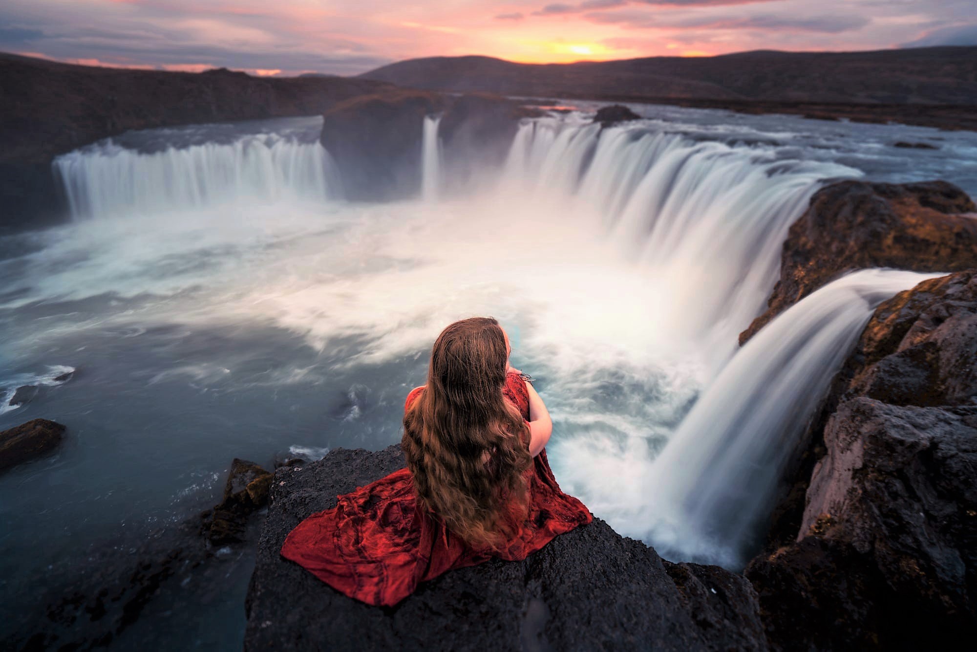 Handy-Wallpaper Wasserfall, Fotografie, Frauen, Rotes Kleid, Goðafoss kostenlos herunterladen.