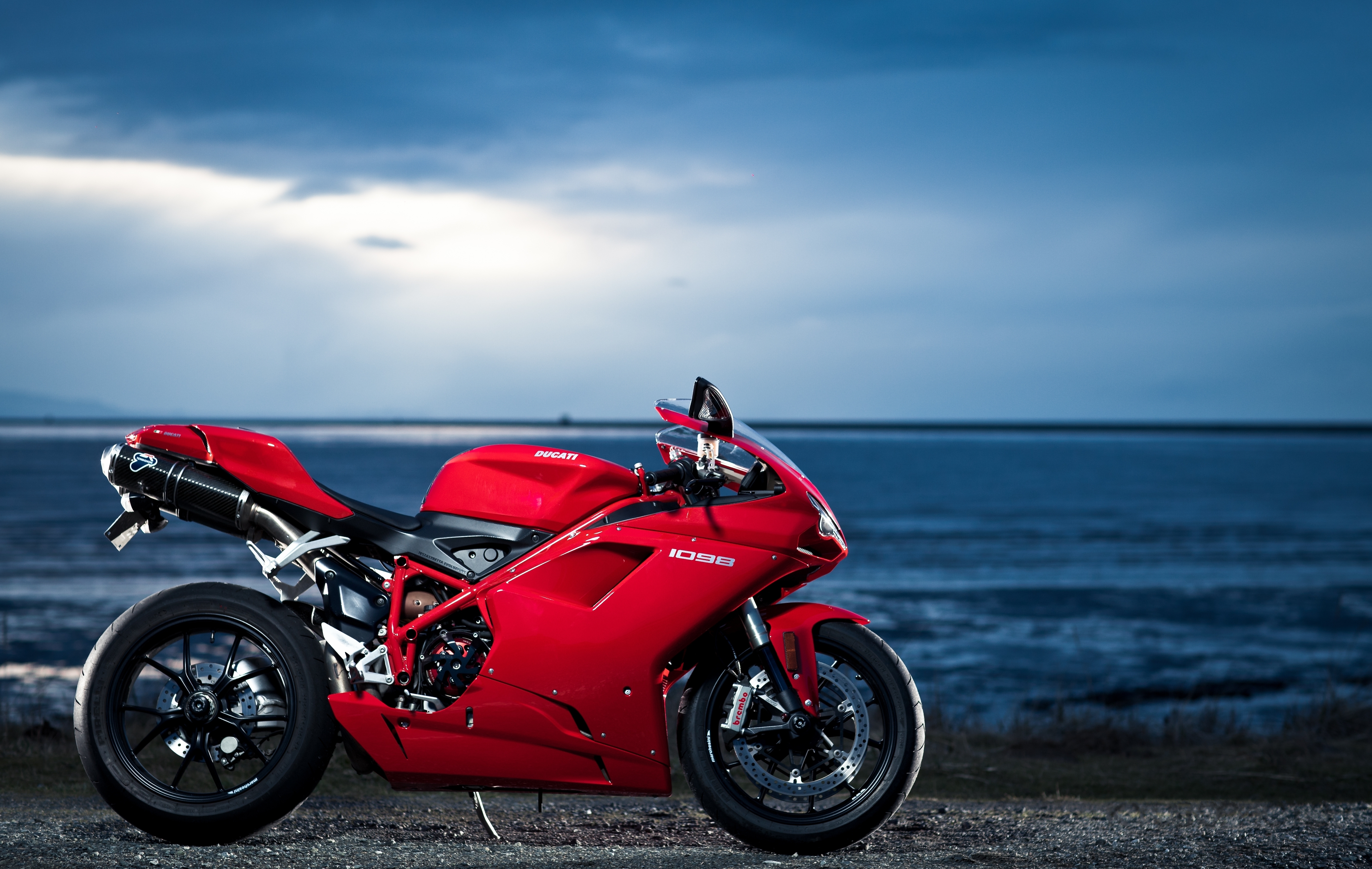 108575 скачать обои мотоцикл, 1098, дукати (ducati), мотоциклы, море, красный - заставки и картинки бесплатно