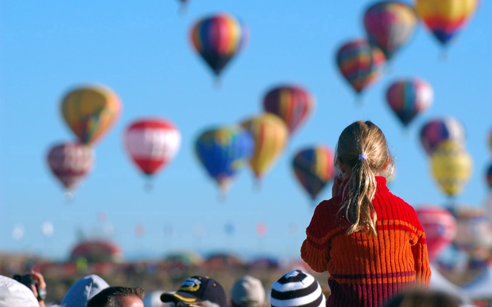 100732 скачать обои воздушные шары, небо, разное, размытость, полет, аэростат, девочка - заставки и картинки бесплатно