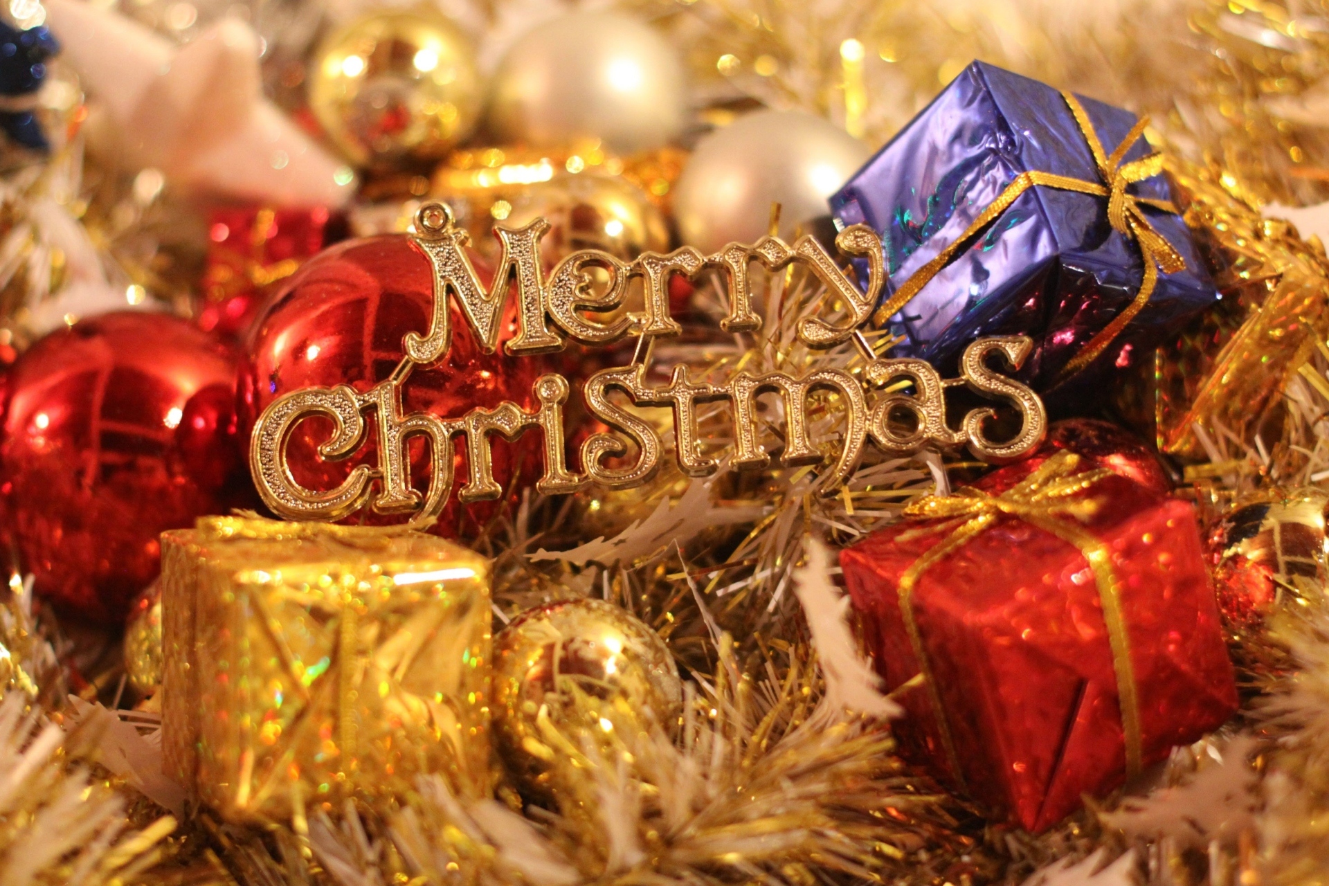 Download mobile wallpaper Christmas, Holiday, Gift, Decoration, Golden, Merry Christmas for free.