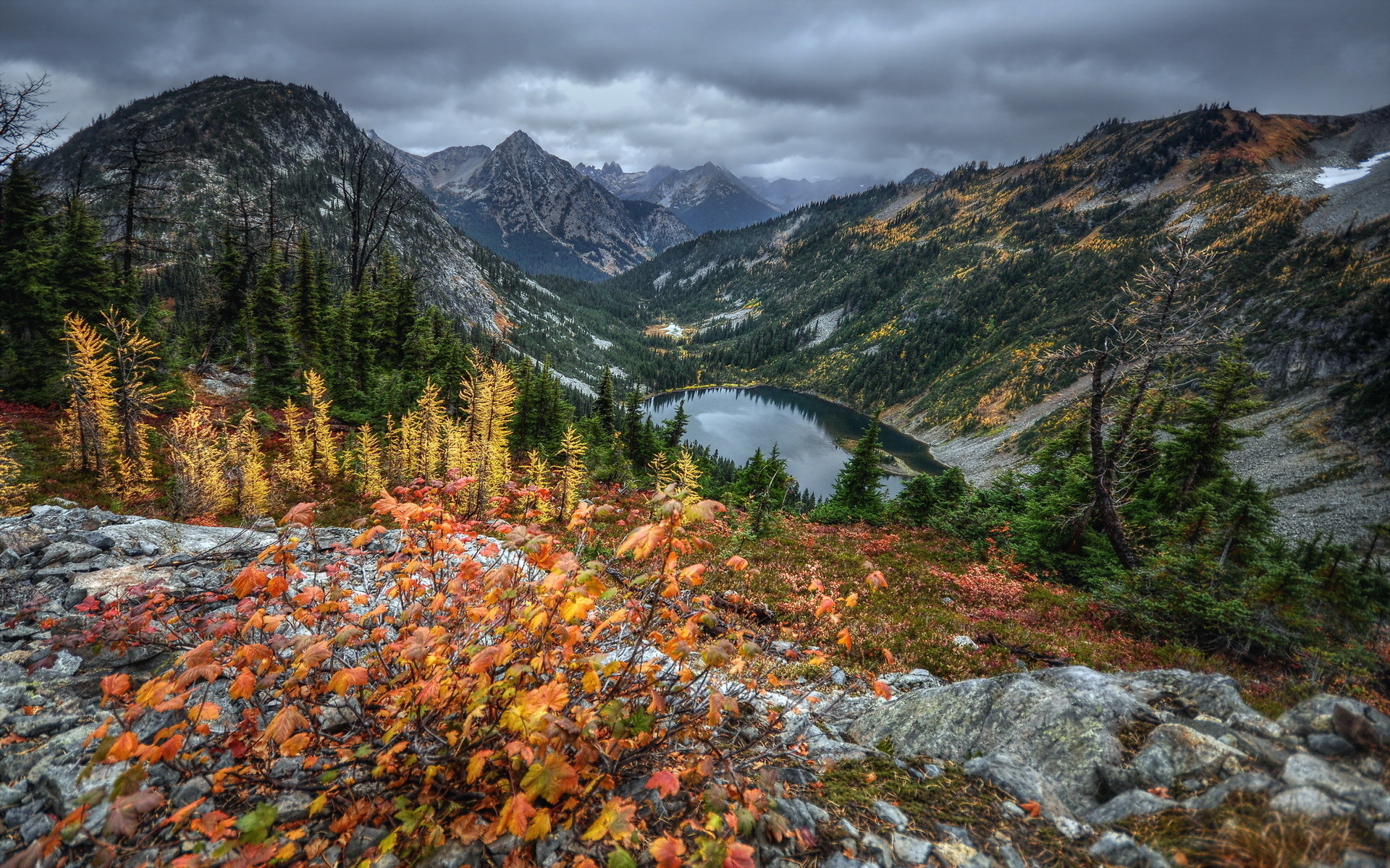 Скачать картинку Пейзаж, Осень, Гора, Озеро, Лес, Дерево, Земля/природа в телефон бесплатно.