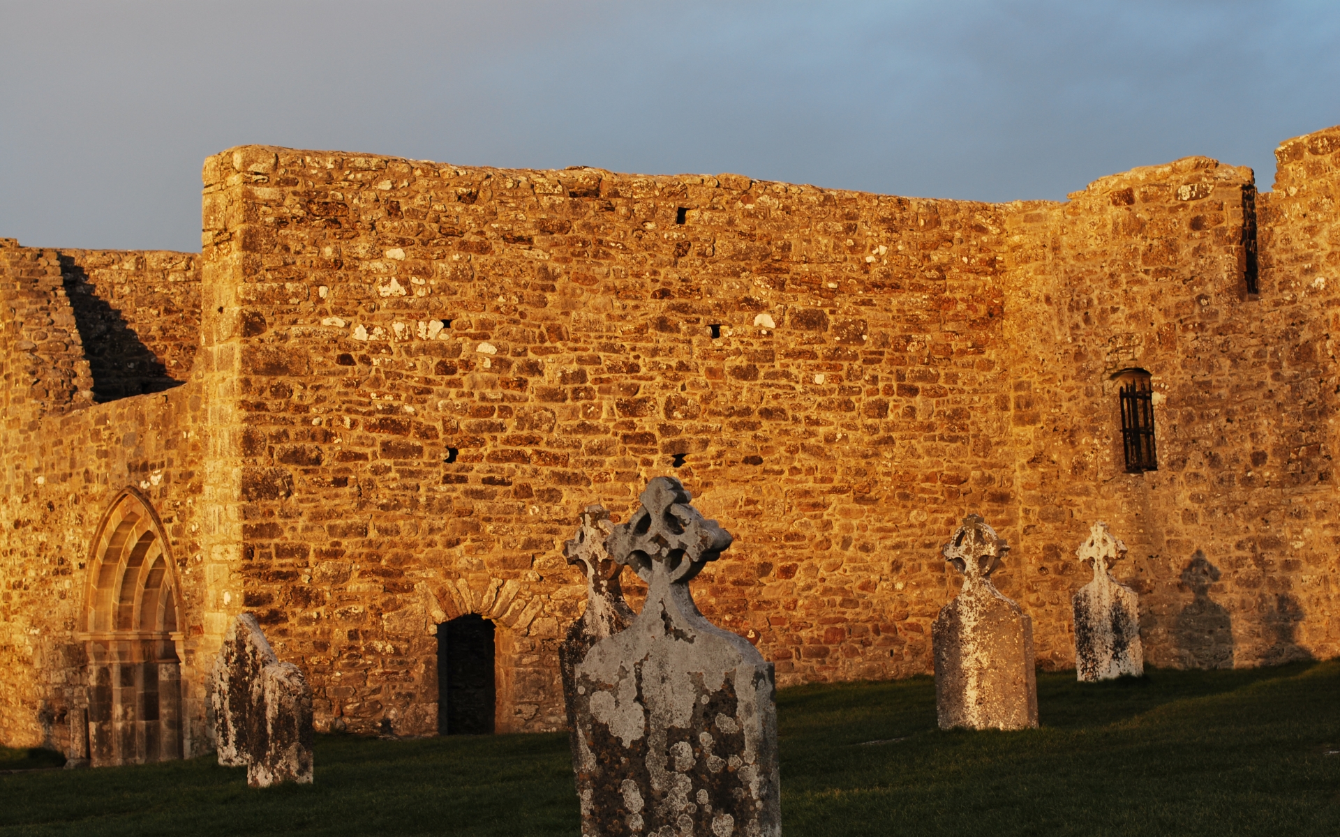 Скачати мобільні шпалери Ірландія, Монастир, Хрестик, Релігійний, Клонмакнойз, Монастир Клонмакнойз безкоштовно.