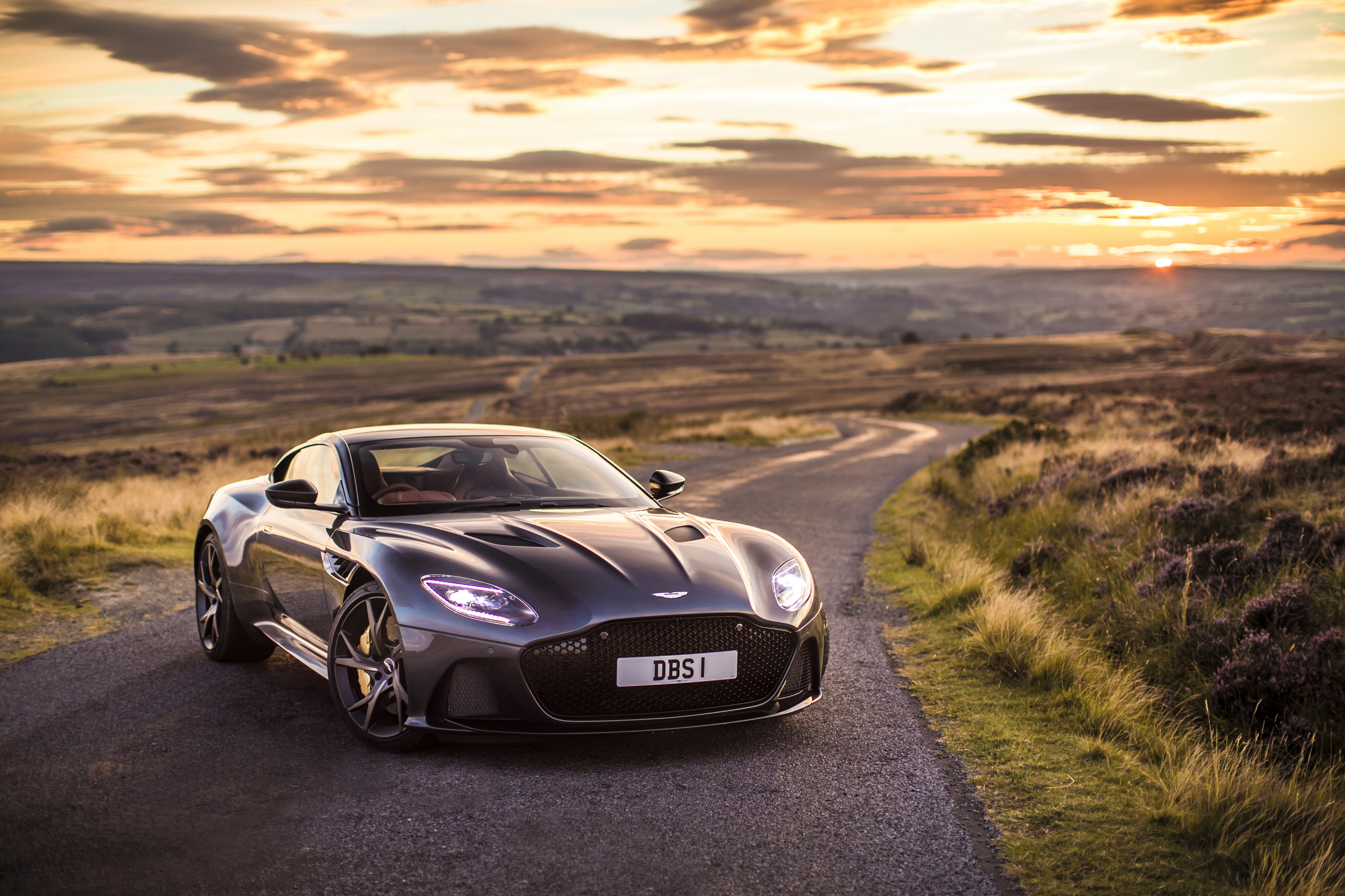 Los mejores fondos de pantalla de Aston Martin Dbs Superleggera para la pantalla del teléfono