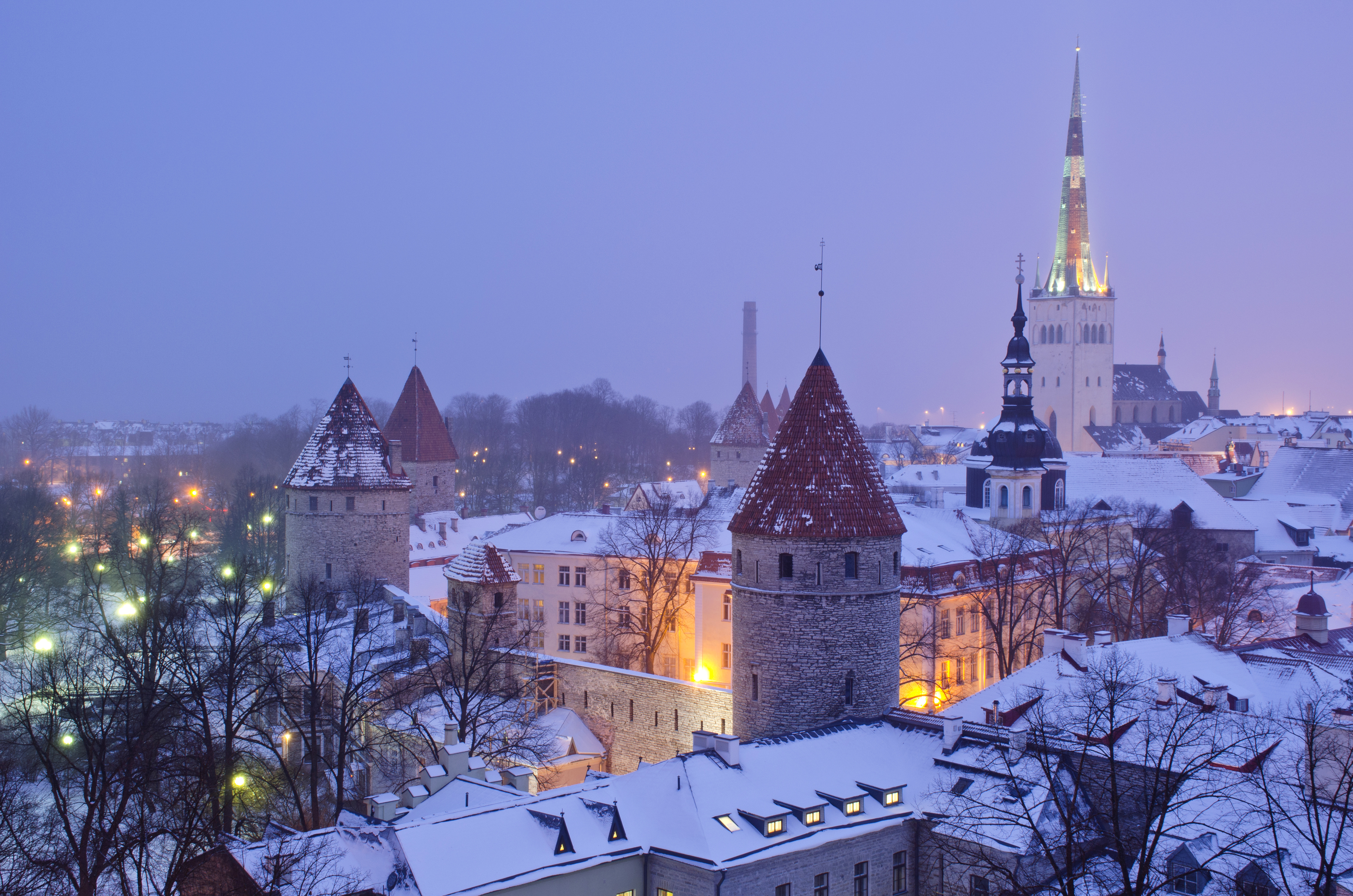 Laden Sie das Städte, Winter, Schnee, Gebäude, Licht, Dämmerung, Tallinn, Menschengemacht-Bild kostenlos auf Ihren PC-Desktop herunter