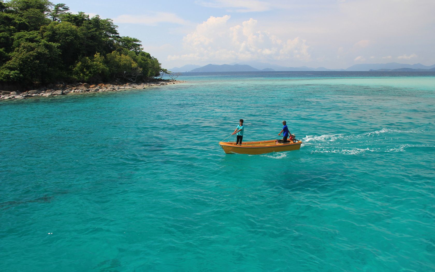 116036 скачать картинку голубая вода, дети, природа, лодка, остров, таиланд - обои и заставки бесплатно