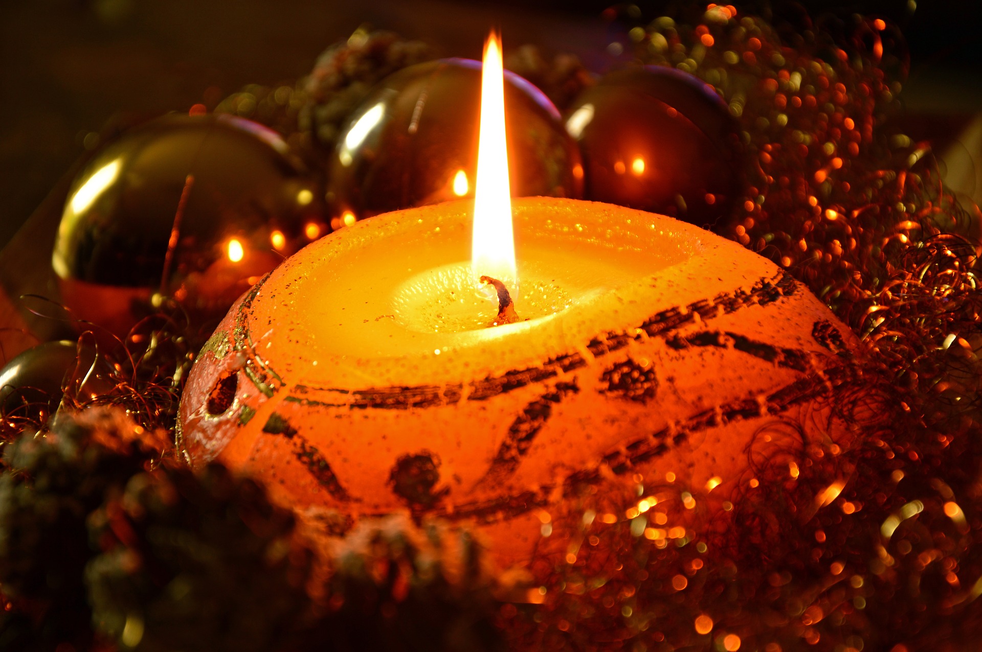 Laden Sie das Feiertage, Weihnachten, Flamme, Weihnachtsschmuck, Kerze, Flitter-Bild kostenlos auf Ihren PC-Desktop herunter