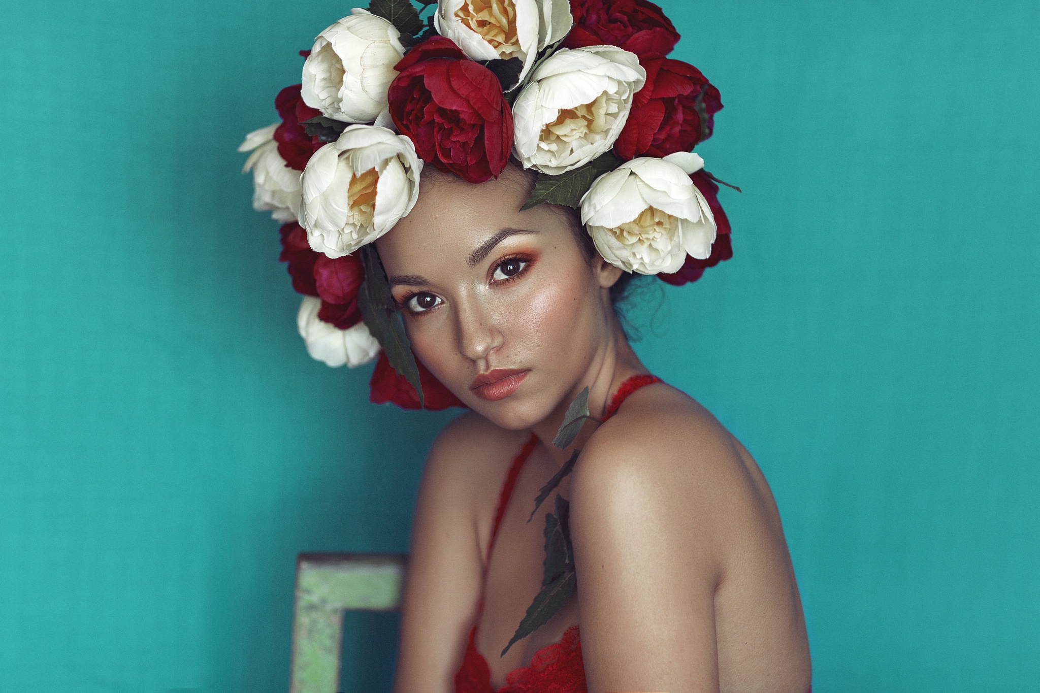 Free download wallpaper Flower, Wreath, Model, Women, White Flower, Brown Eyes, Red Flower on your PC desktop