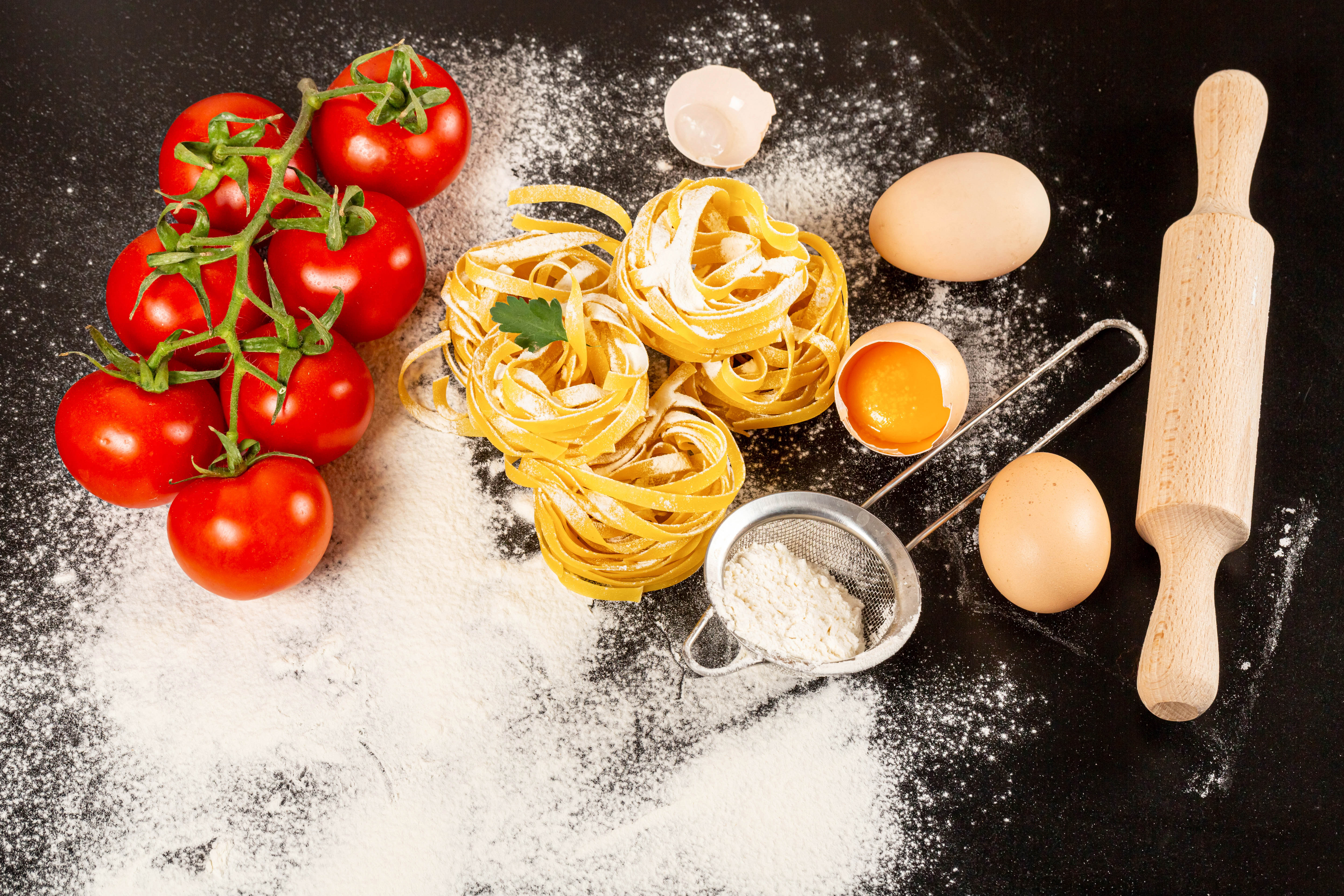 1022230 Bild herunterladen nahrungsmittel, pasta, hühnerei, mehl, stillleben, tomate - Hintergrundbilder und Bildschirmschoner kostenlos
