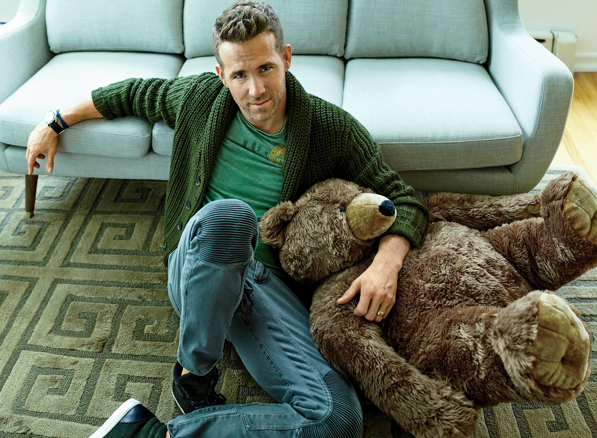 Free download wallpaper Teddy Bear, Ryan Reynolds, Celebrity, Canadian, Actor, Stuffed Animal on your PC desktop