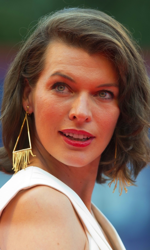 Download mobile wallpaper Milla Jovovich, Face, Brunette, Earrings, American, Celebrity, Actress for free.