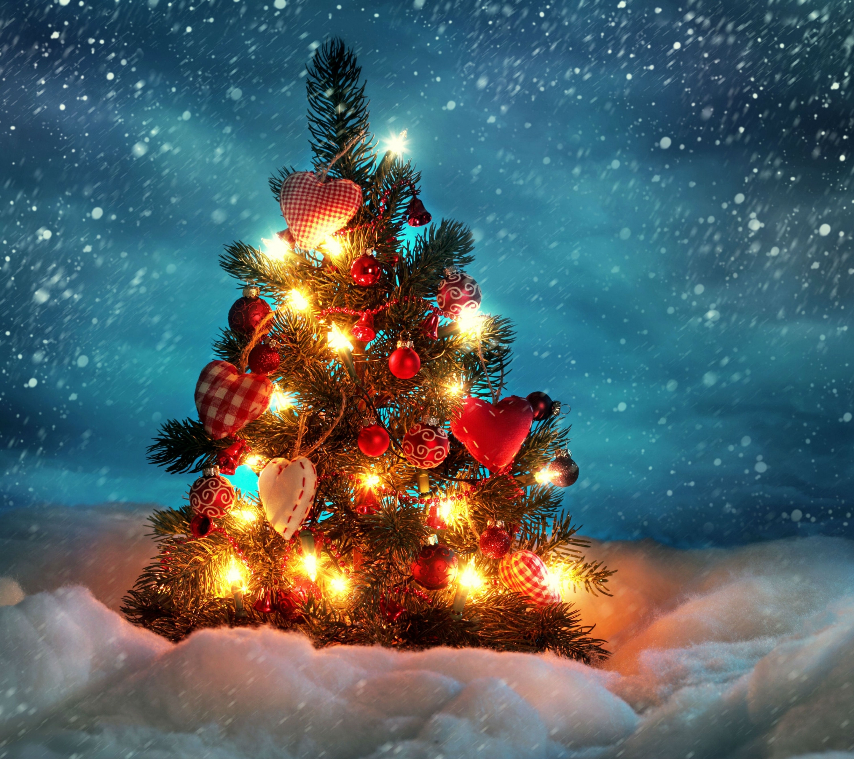 Скачать картинку Зима, Ночь, Снег, Рождество, Рождественская Елка, Снегопад, Рождественские Украшения, Праздничные, Рождественские Огни в телефон бесплатно.