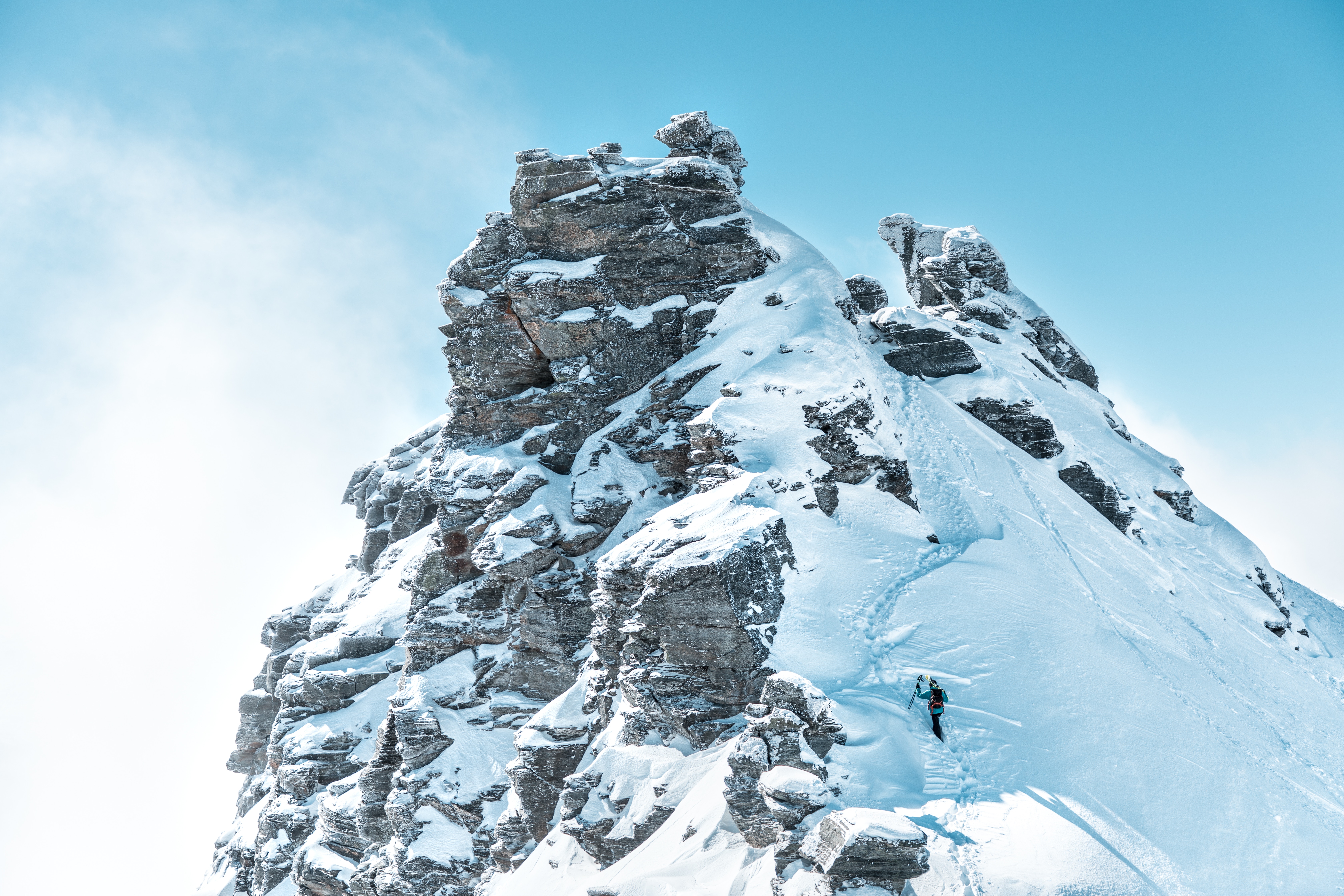 76032 скачать обои природа, альпинист, гора, вершина, заснеженный, склон - заставки и картинки бесплатно