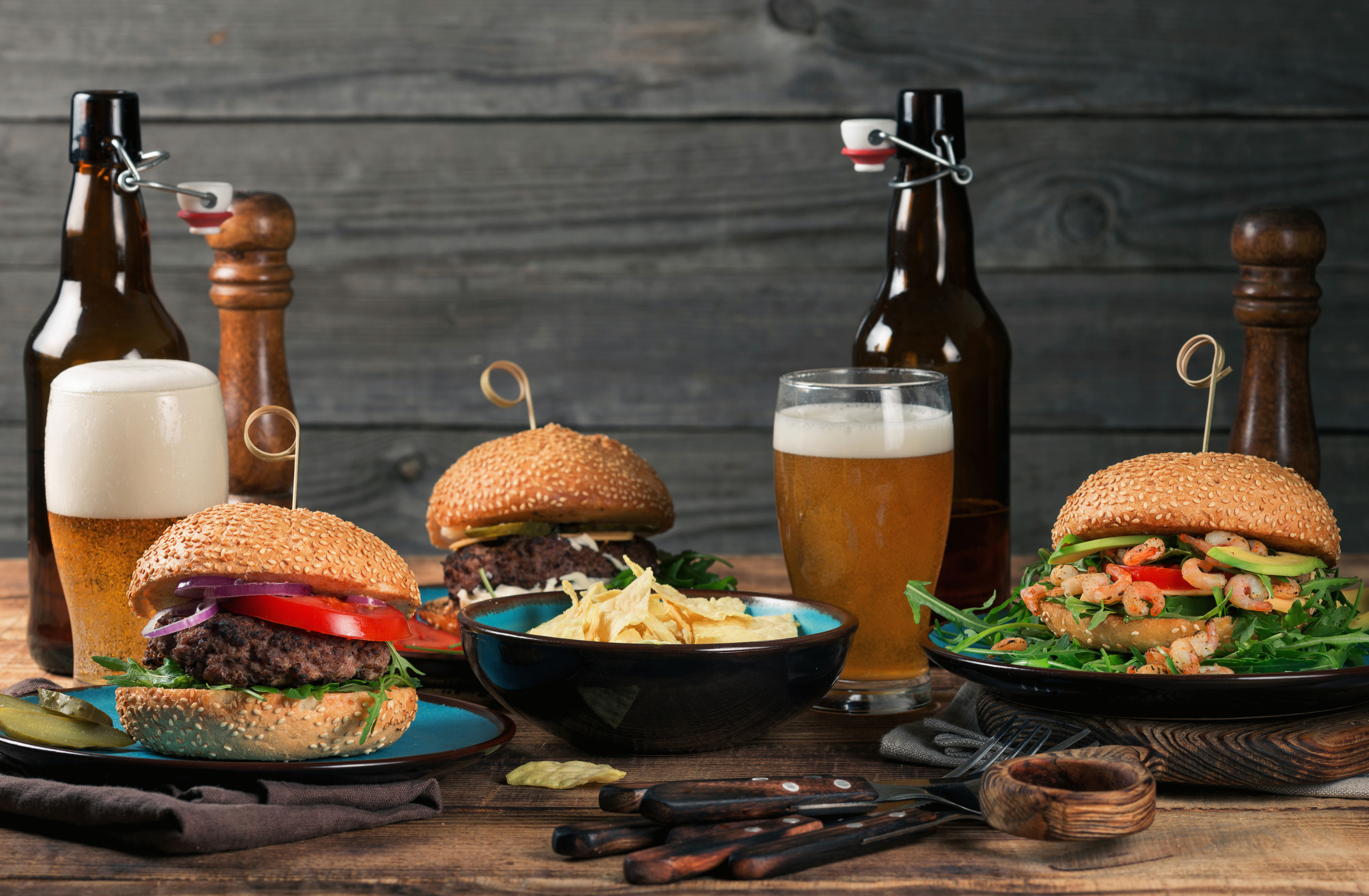 Laden Sie das Hamburger, Bier, Nahrungsmittel, Stillleben, Getränk, Alkohol-Bild kostenlos auf Ihren PC-Desktop herunter